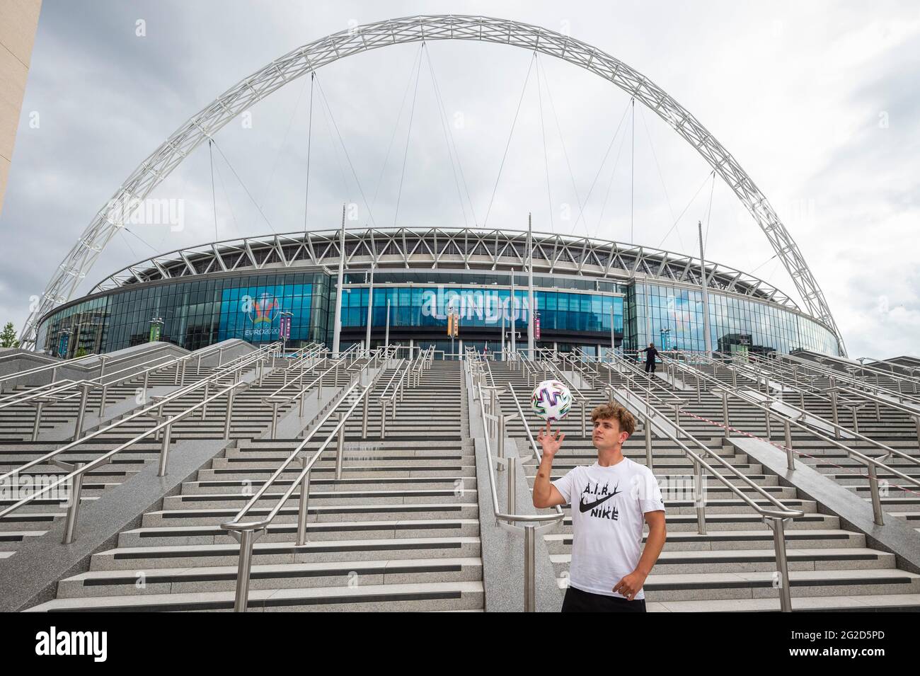 Londra, Regno Unito. 10 giugno 2021. L'ambasciatore dell'Euro 2020 Scott Penders pratica il giocoliere di un calcio al di fuori dello stadio di Wembley per il prossimo campionato europeo di calcio UEFA 2020, dove si esibirà sul campo di Wembley per le partite in Inghilterra e la finale. Il torneo è stato rinviato dal 2020 a causa della pandemia di COVID-19 in Europa e riprogrammato per il 11 giugno al 11 luglio 2021 con partite da disputare in 11 città. Lo stadio di Wembley ospiterà alcuni incontri di gruppo tra cui Inghilterra e Croazia il 13 giugno, nonché le semifinali e la finale stessa. Credit: Stephen Chung / Alamy Live News Foto Stock