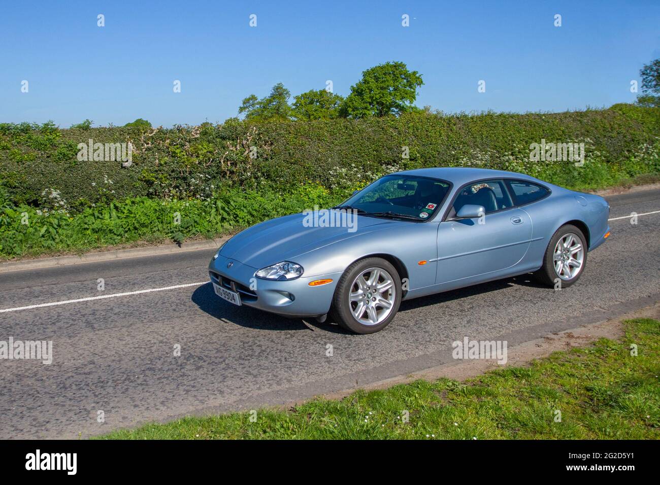 1996 anni '90 blu Jaguar XK8 Coupe Auto 3980 cc coupé a benzina in rotta per Capesthorne Hall Classic maggio mostra auto, Cheshire, Regno Unito Foto Stock