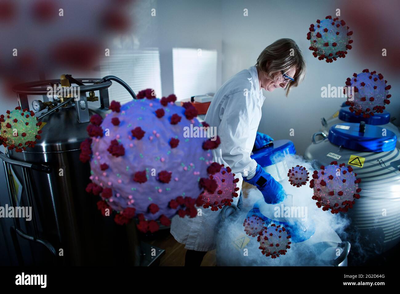 Lo scienziato rimuove i campioni dal serbatoio di stoccaggio di azoto liquido Foto Stock