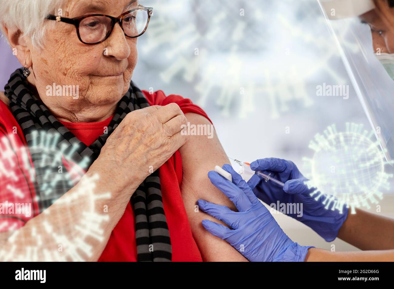 Donna anziana che riceve il vaccino di covid Foto Stock