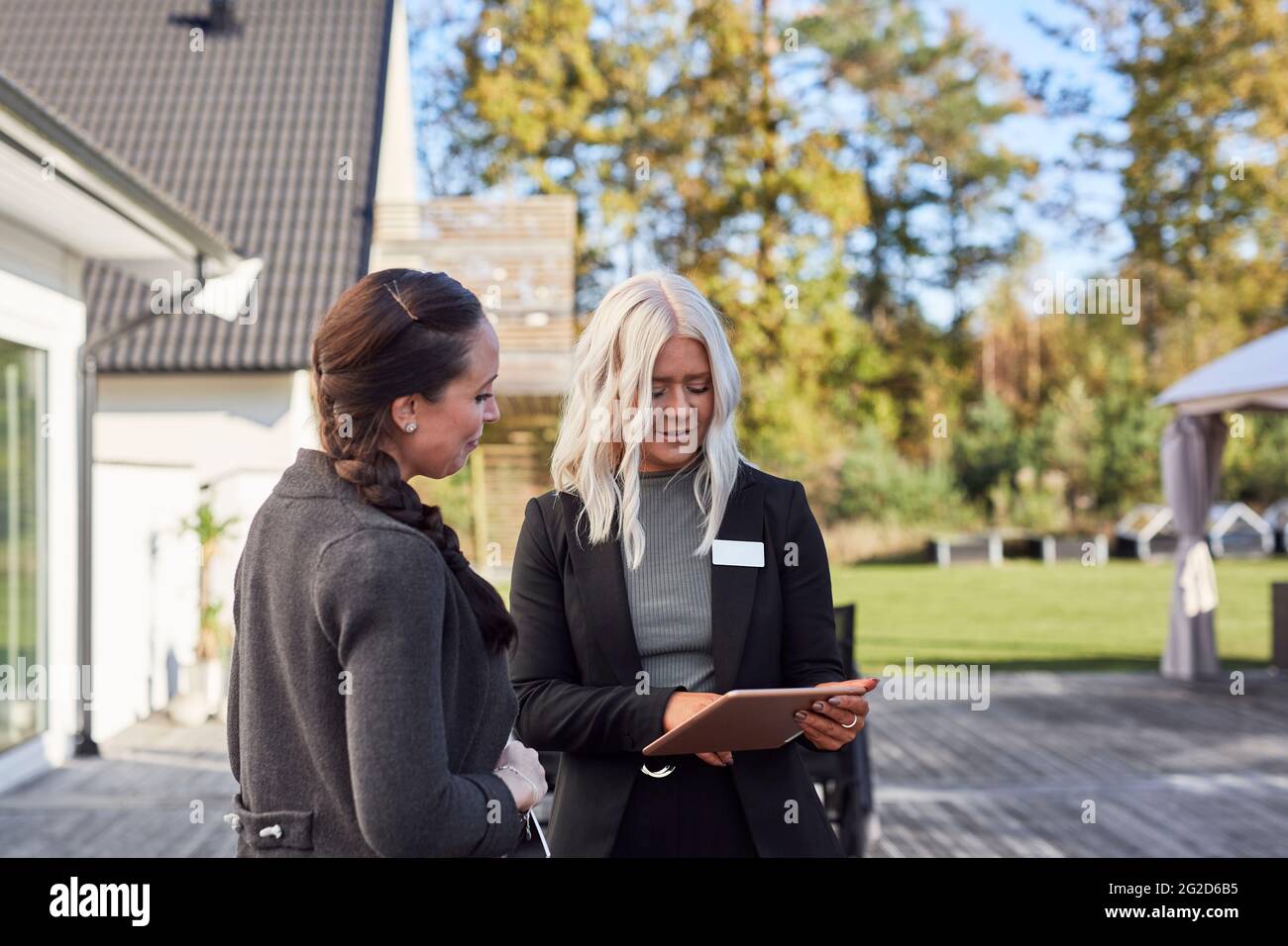 Agente immobiliare che parla con il cliente Foto Stock