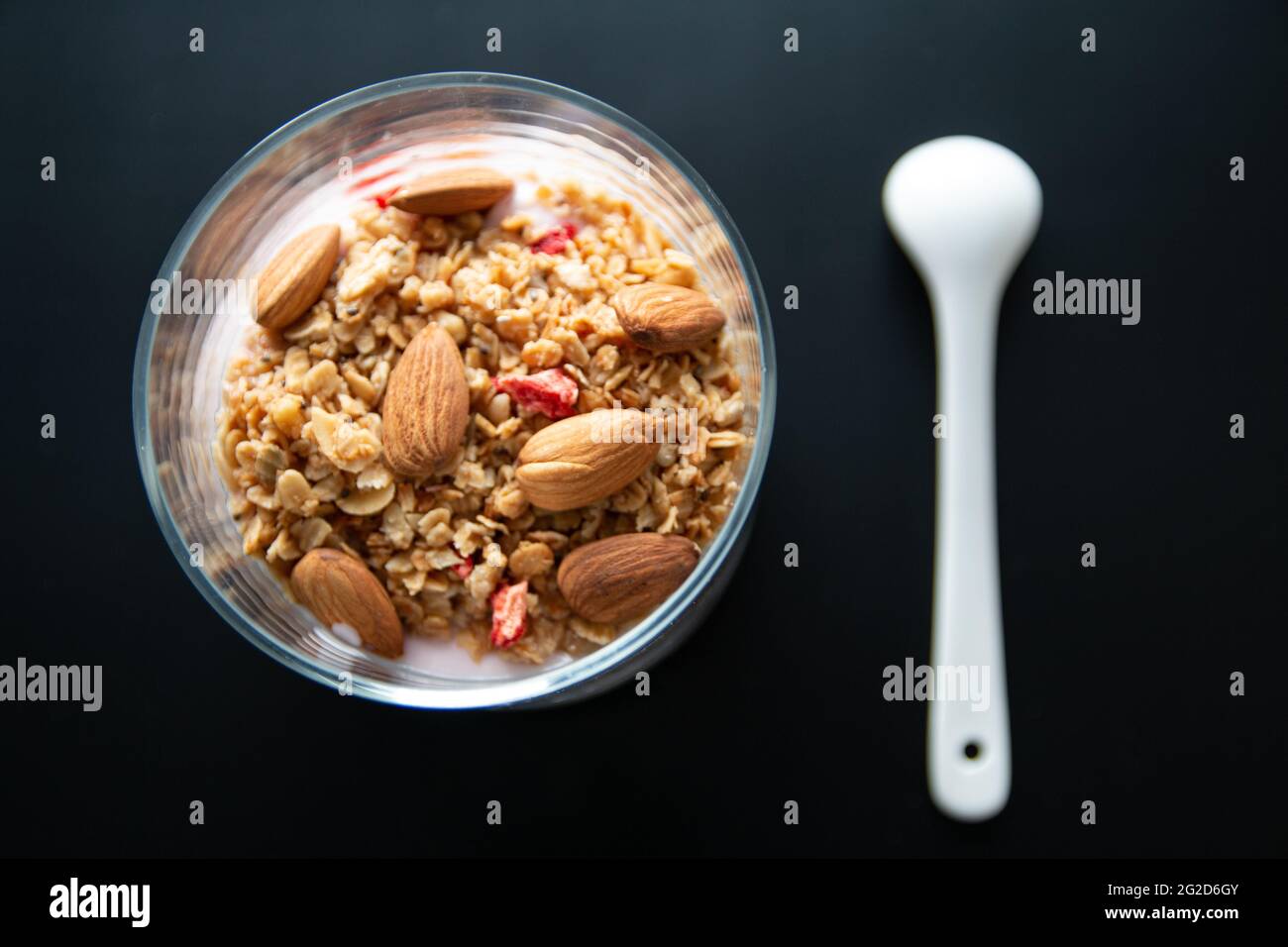 Yogurt sano foto con muesli e muesli, dieta yogurt fresco con frutta secca e cereali, dieta leggera cibo per la colazione con muesli Foto Stock