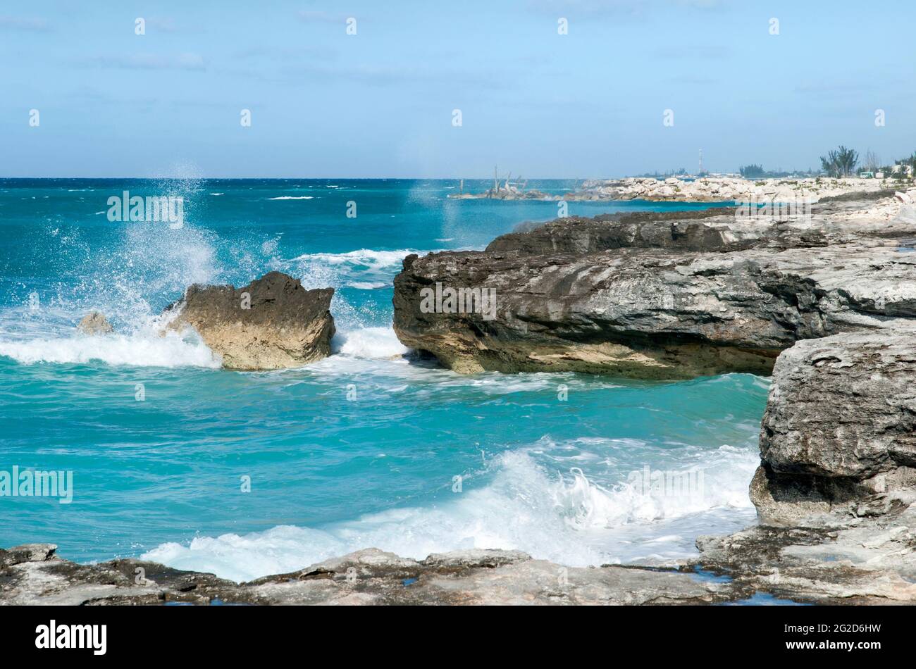 La ripida costa rocciosa dell'isola di Grand Bahama con spruzzi d'onda. Foto Stock