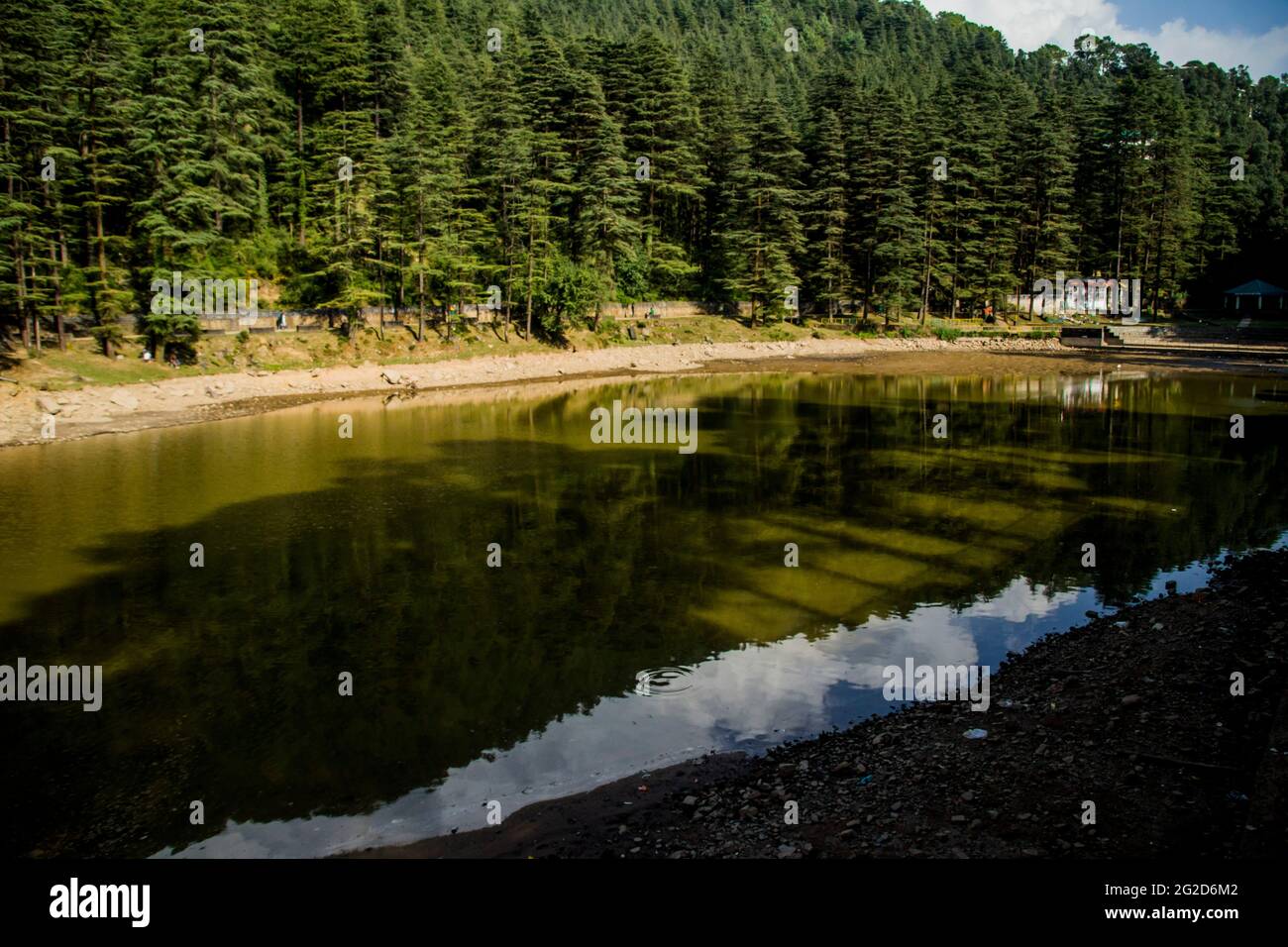 Dal lago, Dharamshala, con un po' d'acqua Foto Stock