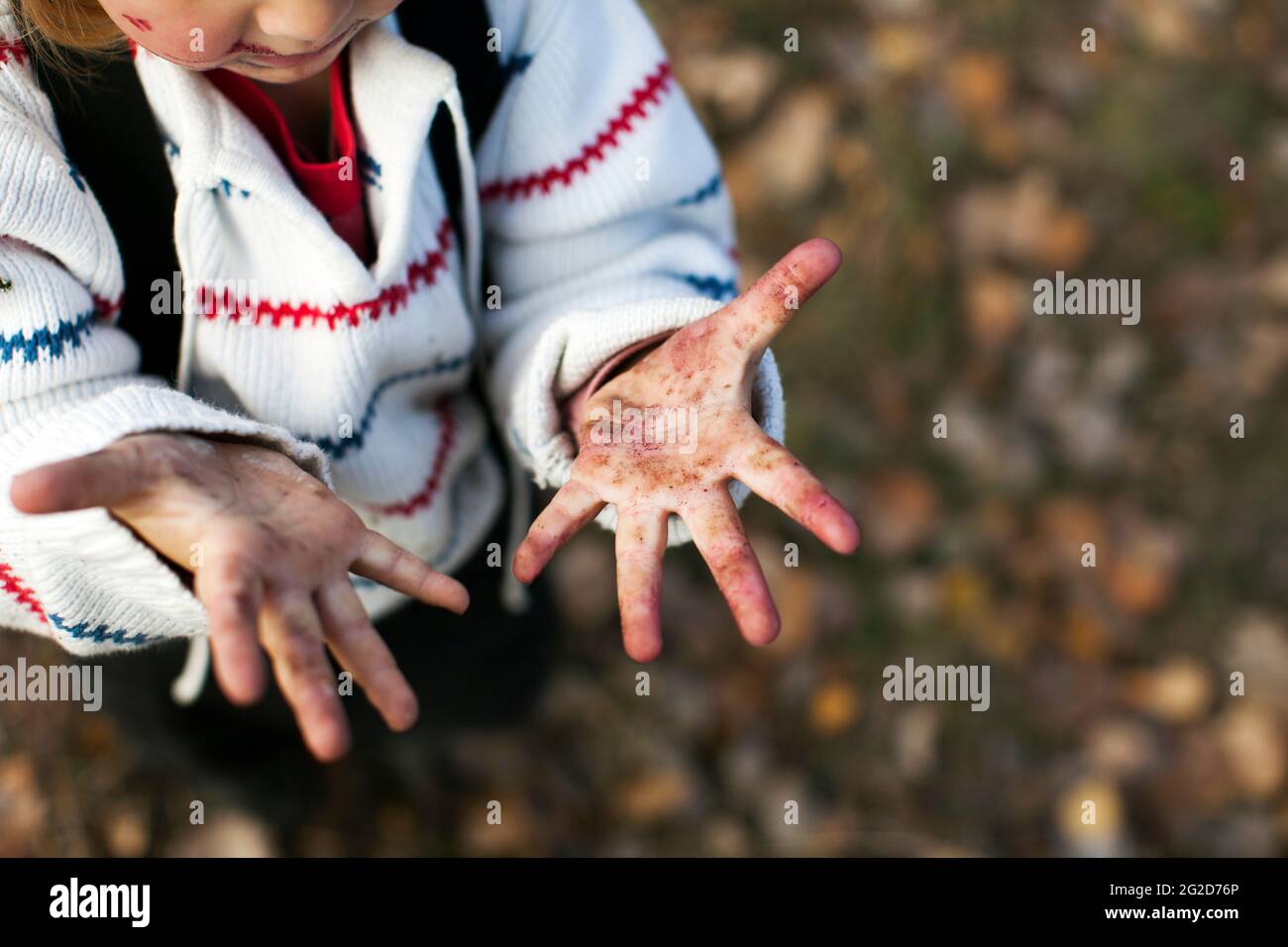 Ragazza che mostra le mani sporche Foto Stock