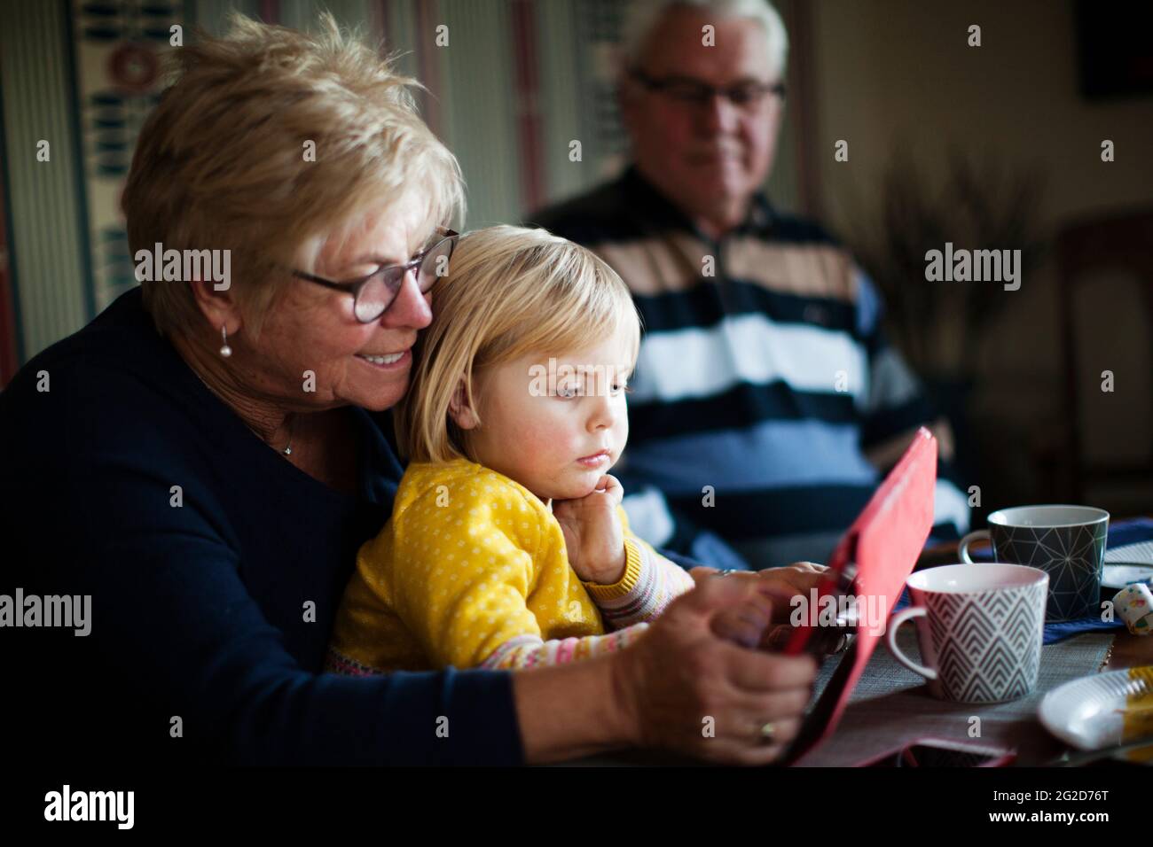 Nonna e nipote con tavoletta digitale Foto Stock