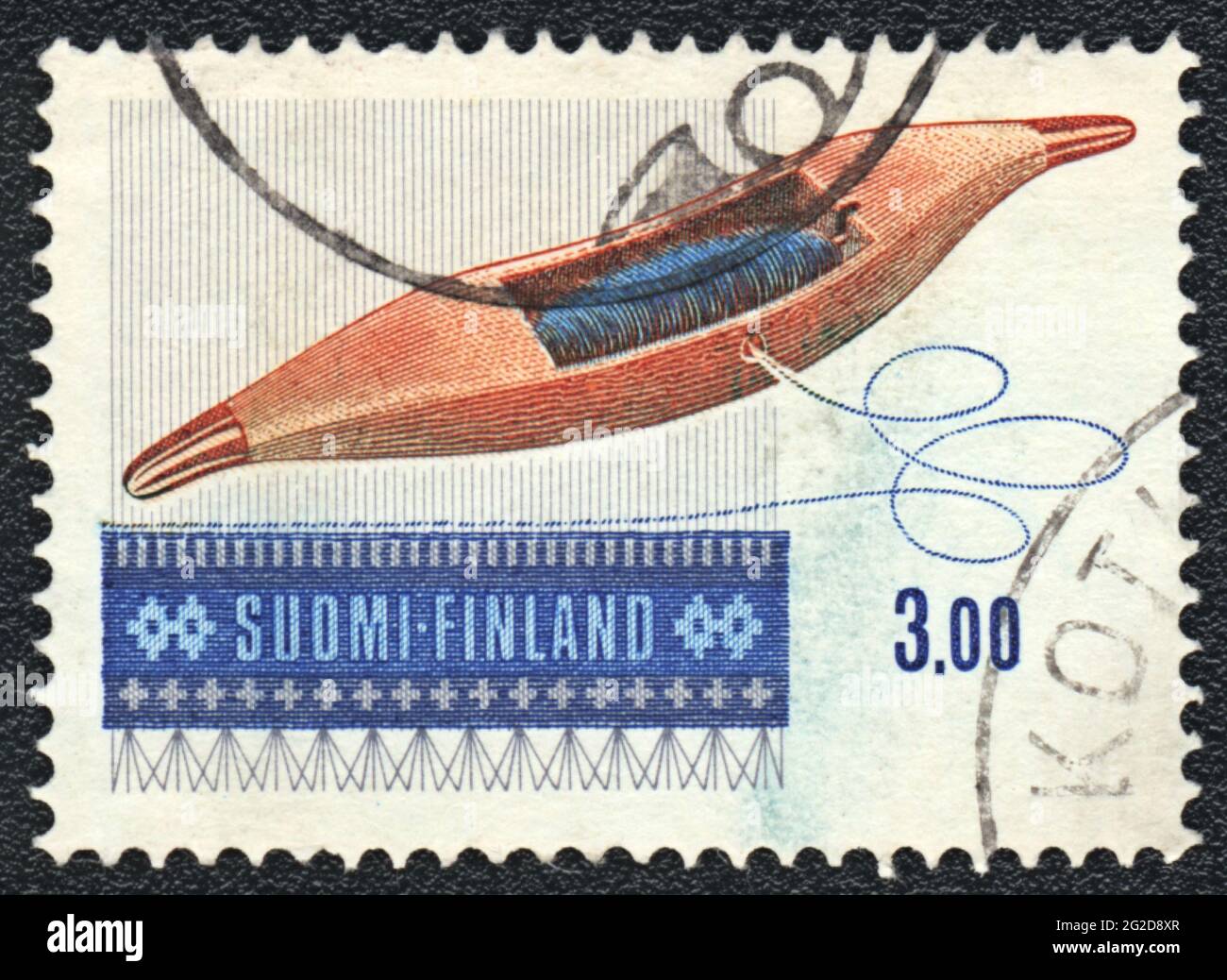 Un francobollo stampato in FINLANDIA mostra trama e motivo, simbolo di tessitura popolare, Finlandia, circa 1979 Foto Stock