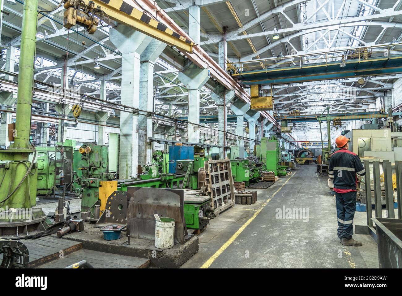 Interni industriali della fabbrica metallurgica. Officina con molte macchine utensili per la lavorazione, la molatura, la foratura e il taglio di metalli. Industria pesante. Foto Stock
