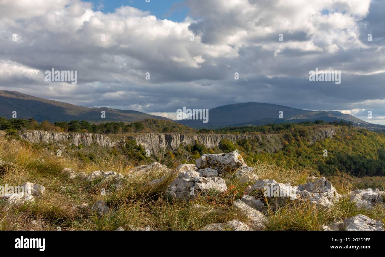 I luoghi nascosti in Slovenia: Kraški roba. Bella foto a colori con cielo nuvoloso. Dove si incontrano il Carso e l'Istria. Foto Stock