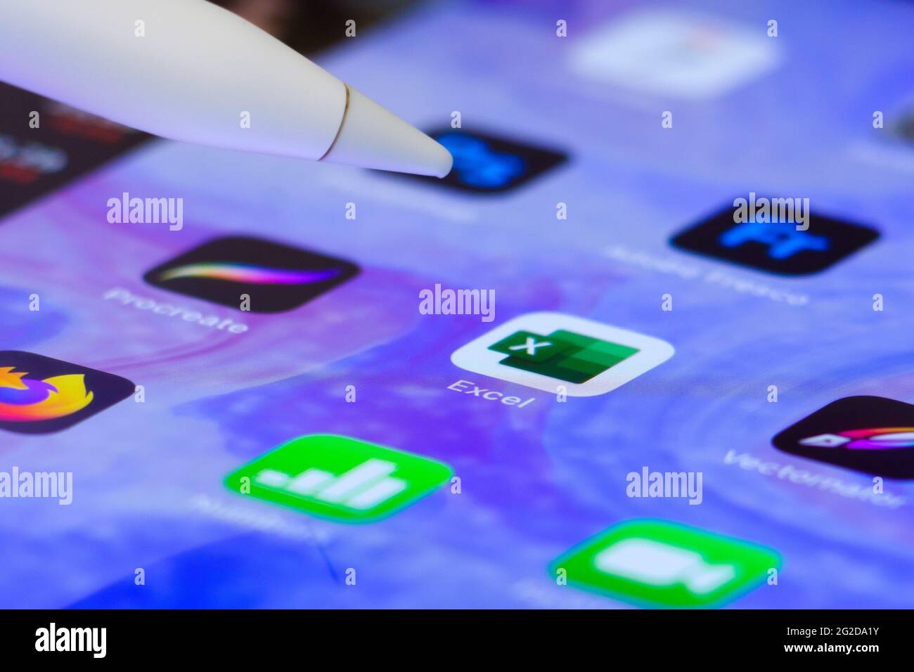 Apertura dell'applicazione Microsoft Excel da parte di Apple Pencil sullo schermo dell'iPad. Berlino, Germania, giugno 2021. Foto Stock