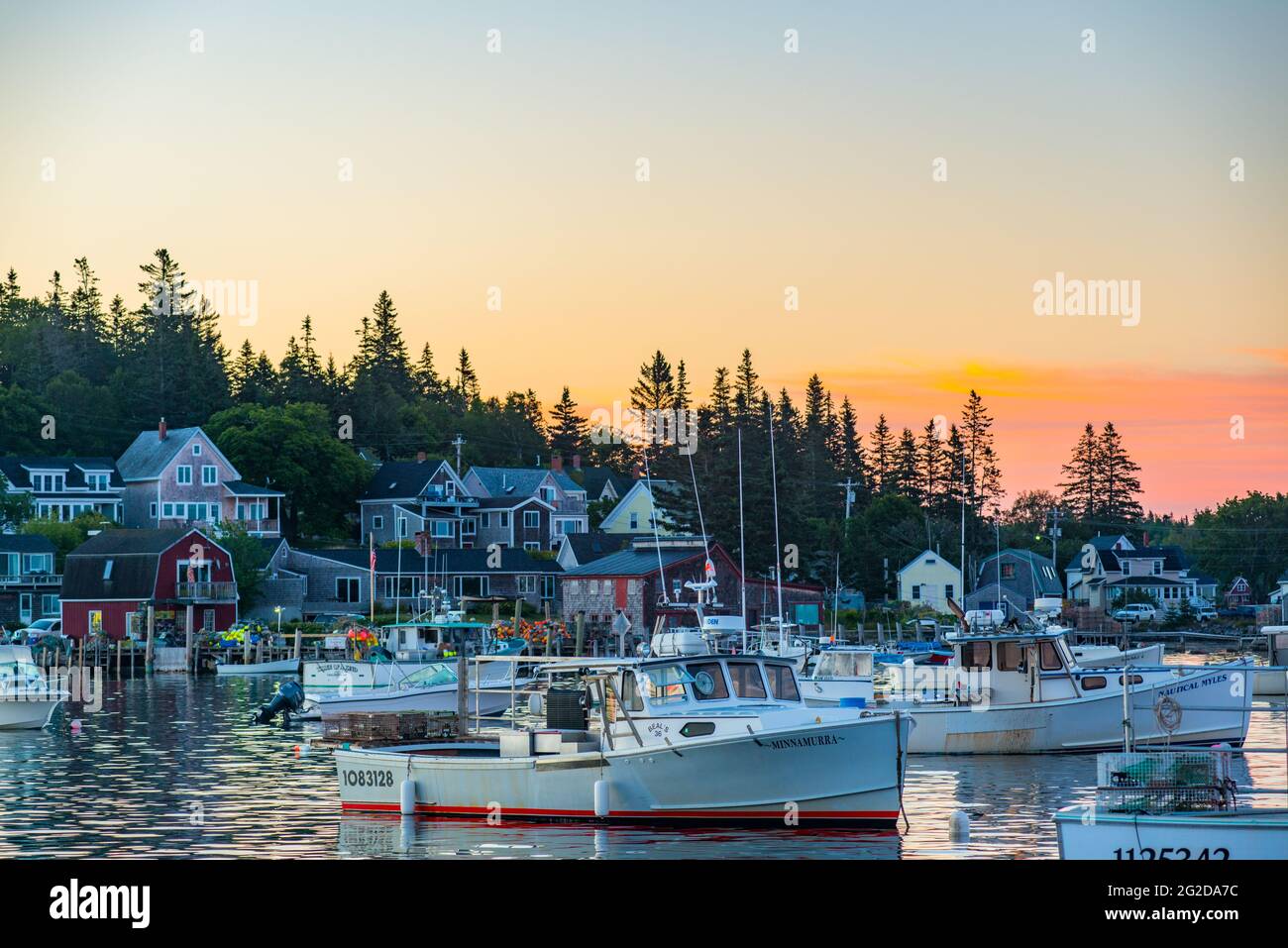 Lobster Boats ormeggiate a Carvers Harbour, Vinalhaven Island, Maine, USA Foto Stock