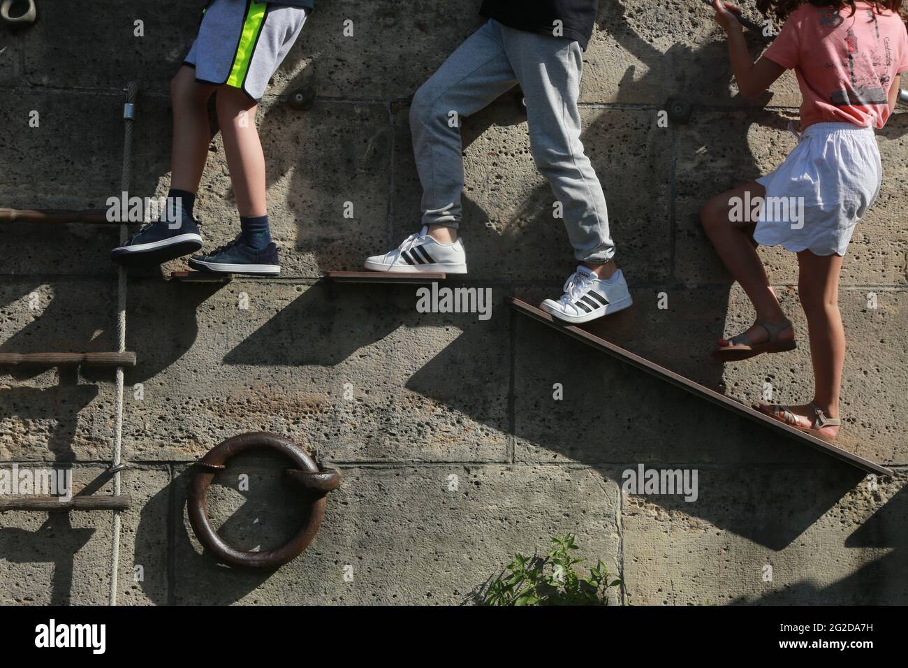 I bambini giocano a scalare lungo una parete in un'area giochi sulla parte posteriore sinistra della Senna a Parigi, Francia Foto Stock