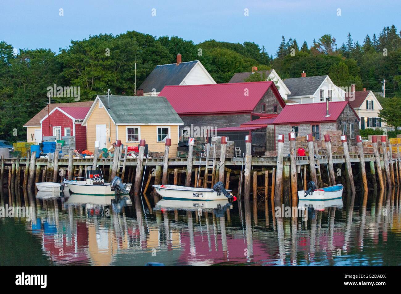 Barche ormeggiate a Carver's Harbour, Vinalhaven, Maine Foto Stock