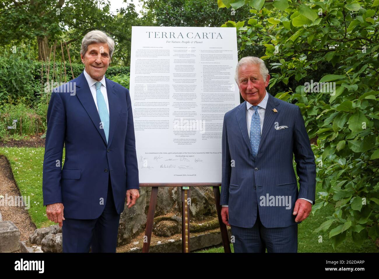 Il Principe del Galles e John Kerry, l'inviato presidenziale speciale degli Stati Uniti per il clima, durante un evento di sostenibilità e impegno G7 al St James's Palace di Londra, per le coalizioni di transizione di Terra carta, un collettivo organizzato e globale che lavora insieme per guidare gli investimenti verso un futuro sostenibile per la natura, le persone e il pianeta. Data immagine: Giovedì 10 giugno 2021. Foto Stock