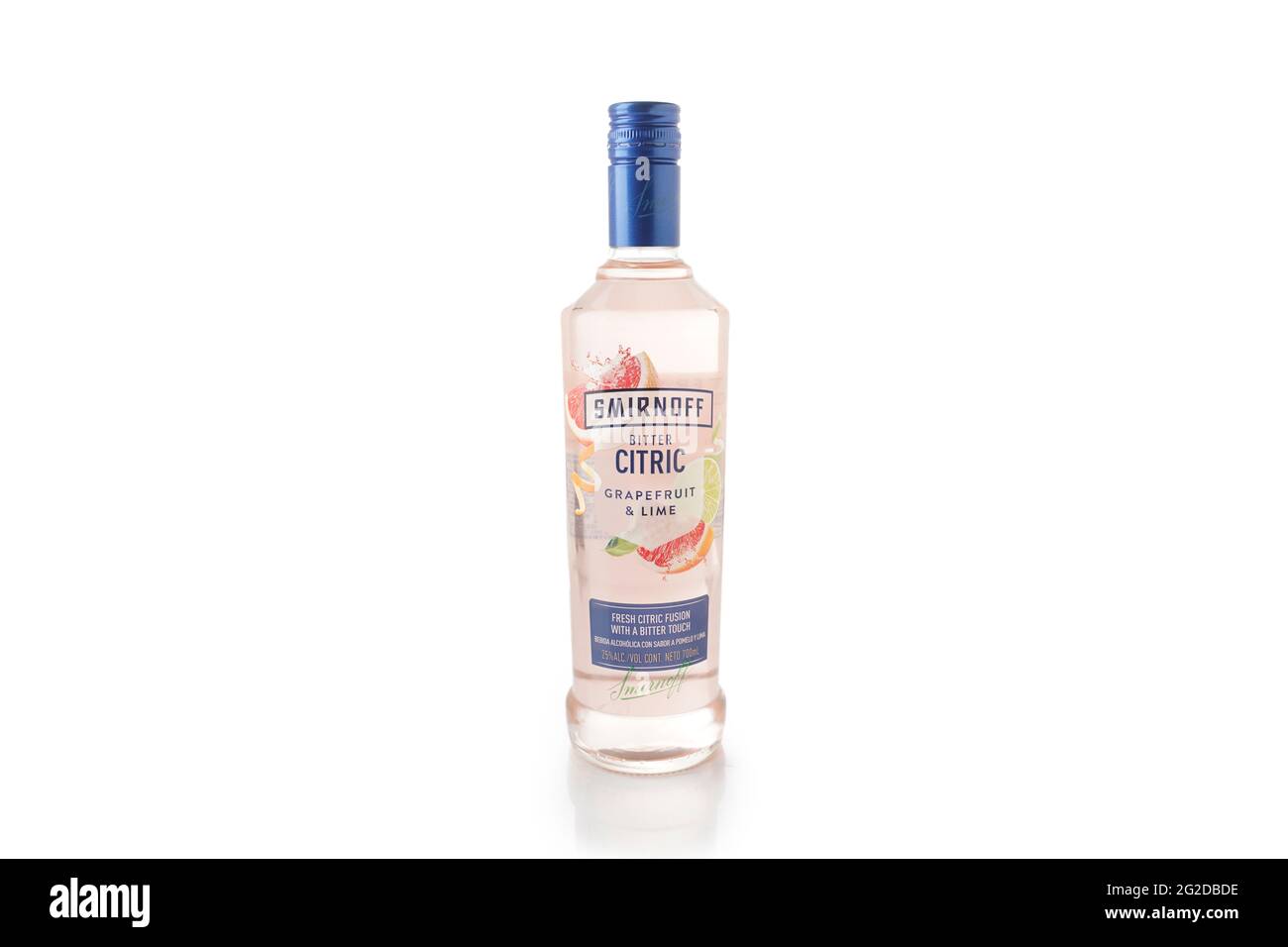 Smirnoff citric Vodka bottiglia su sfondo bianco. Bevanda alcolica. Bevanda russa Foto Stock