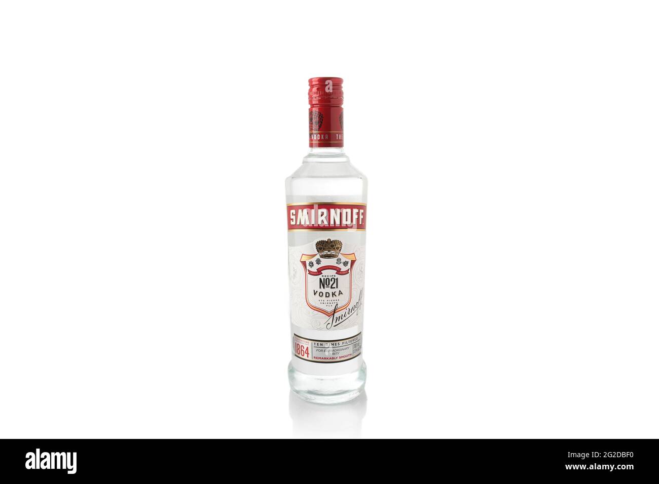 Bottiglia di Smirnoff Vodka su sfondo bianco. Bevanda alcolica. Bevanda russa Foto Stock