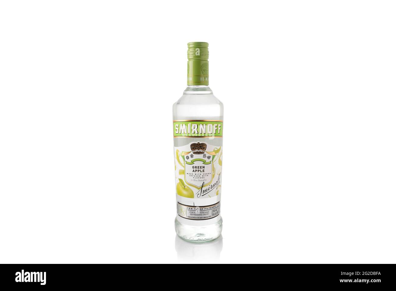 Smirnoff bottiglia di Vodka di Apple su sfondo bianco. Bevanda alcolica. Bevanda russa Foto Stock