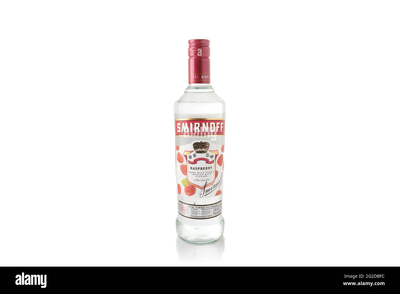 Bottiglia di Smirnoff Raspberry Vodka su sfondo bianco. Bevanda alcolica. Bevanda russa Foto Stock
