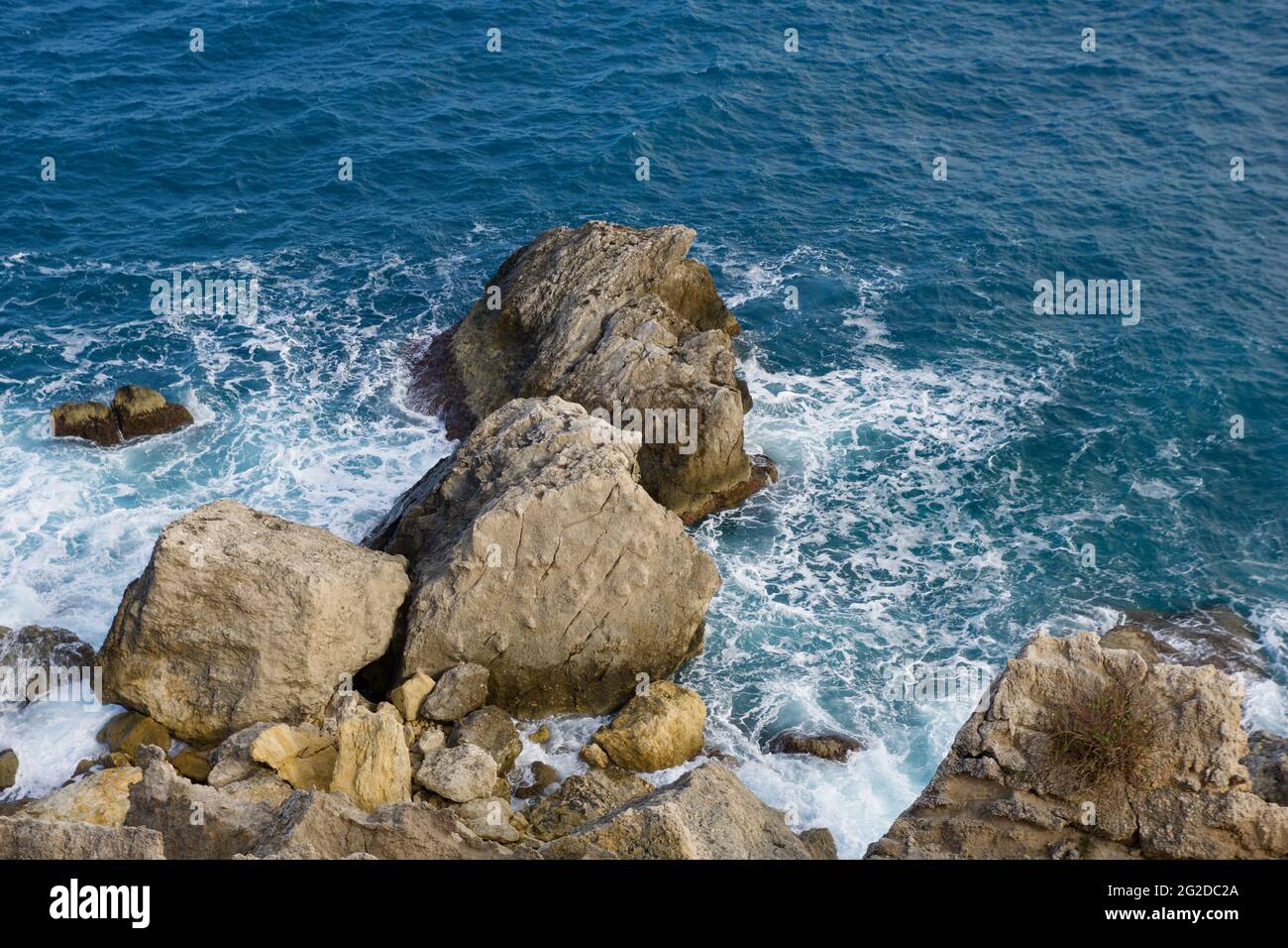 MELLIEHA, MALTA - 01 JAN, 2020: Un primo piano di una roccia vicino all'oceano sull'isola di Malta Foto Stock