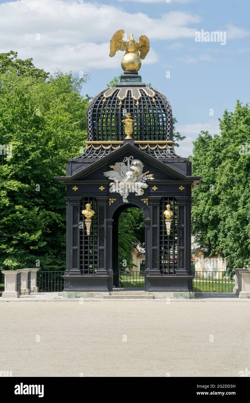 Un gazebo storico decorato con sculture, Griffin d'oro scultura sul tetto nei giardini del Palazzo Branicki, architettura barocca. Foto Stock