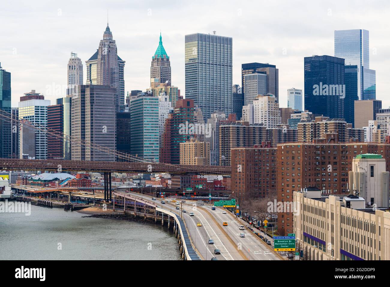 Lower Manhattan e superstrada lungo East River, New York City Foto Stock