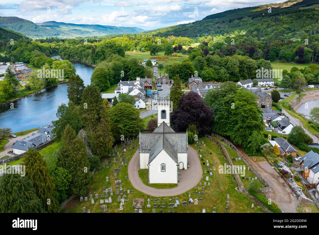 Veduta aerea del villaggio di Kenmore e della Chiesa di Kenmore in Scozia a Loch Tay nel Perthshire, Scozia, Regno Unito Foto Stock