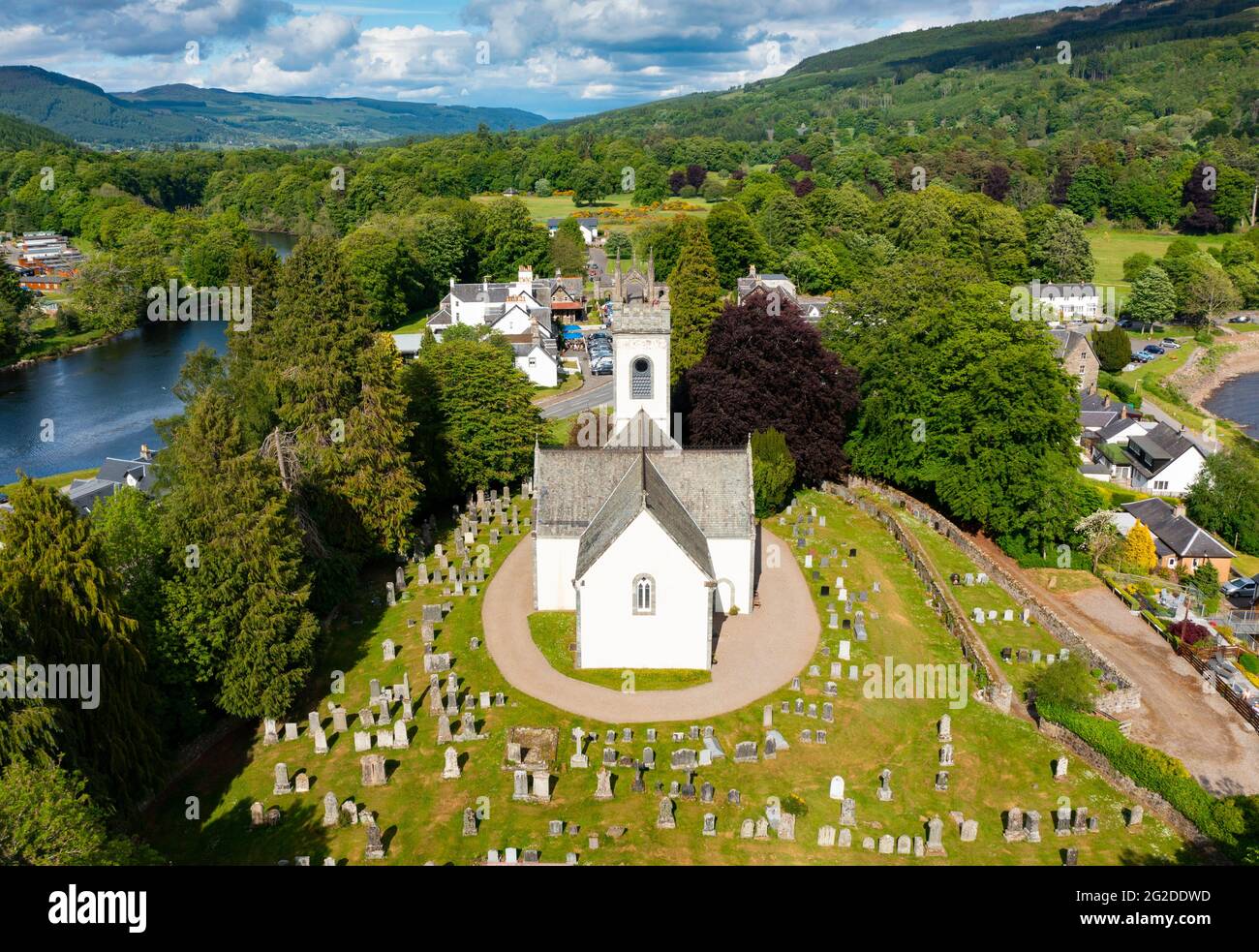 Veduta aerea del villaggio di Kenmore e della Chiesa di Kenmore in Scozia a Loch Tay nel Perthshire, Scozia, Regno Unito Foto Stock