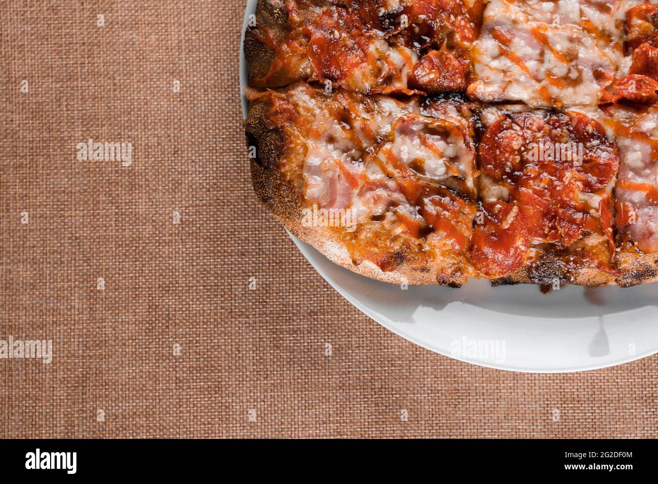 Impasto per pinsa romana e scrocchiarella da 4 tipi di farina. Cucina  gourmet Italiana. Piatto tradizionale in italia Foto stock - Alamy