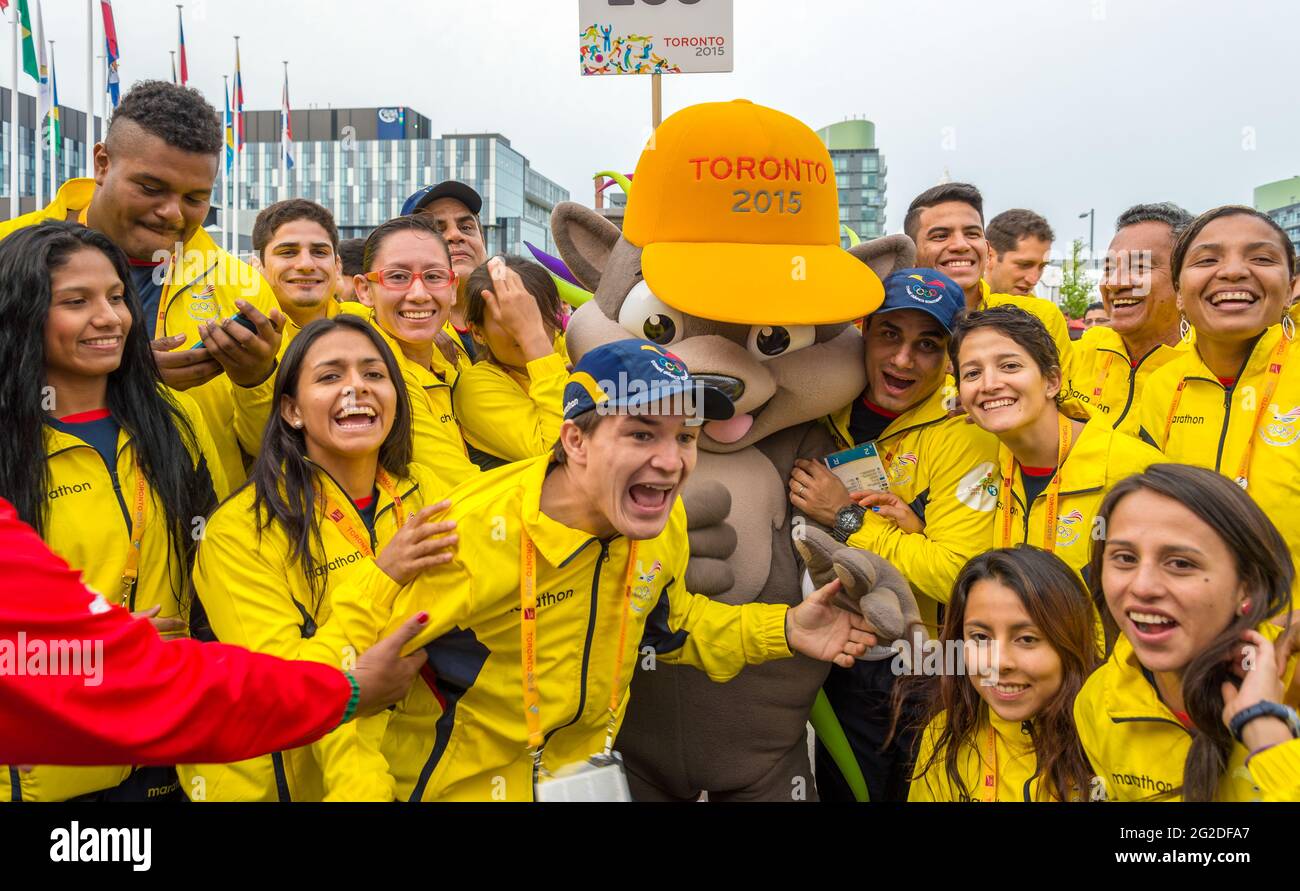 Atleti provenienti dall'Ecuador di umore gioioso che posano per fotografare con la mascotte Pachi the Porcupine al Pan Am Games 2015 di Toronto. Pan-Am i giochi erano un Foto Stock