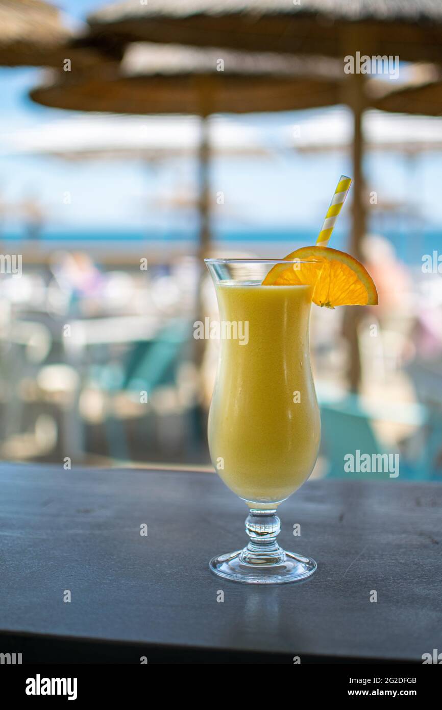 Un cocktail frullato di frutta fresca tropicale servito presso un bar sulla spiaggia lungo la Costa del Sol Foto Stock