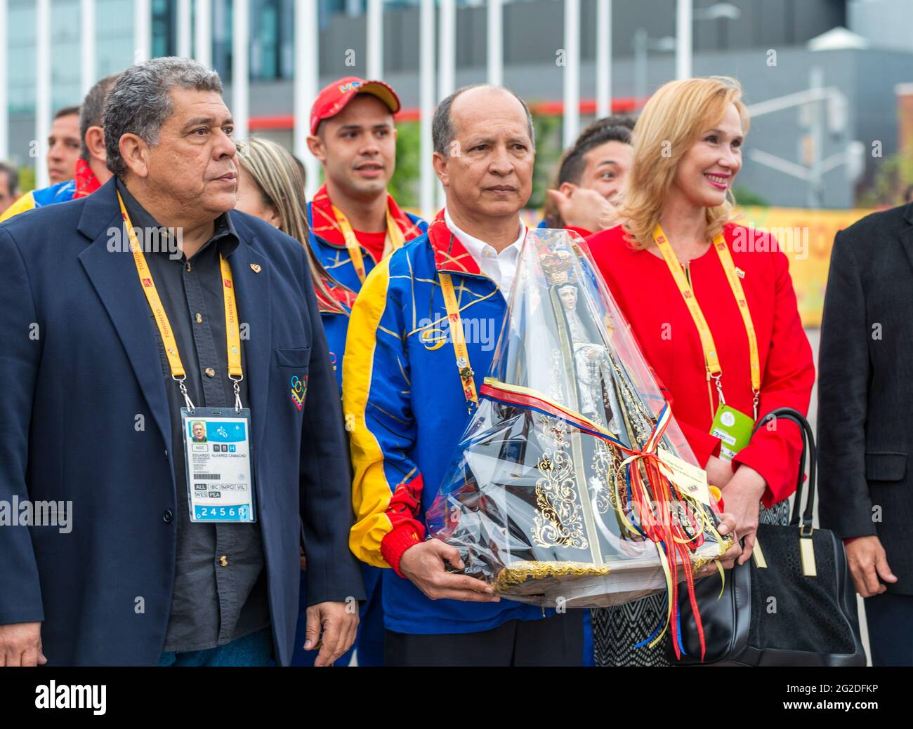 Delegati dal Venezuela con un souvenir da presentare ai funzionari del paese ospitante, Canada, alla cerimonia di benvenuto Pan am Games 2015, a. Foto Stock