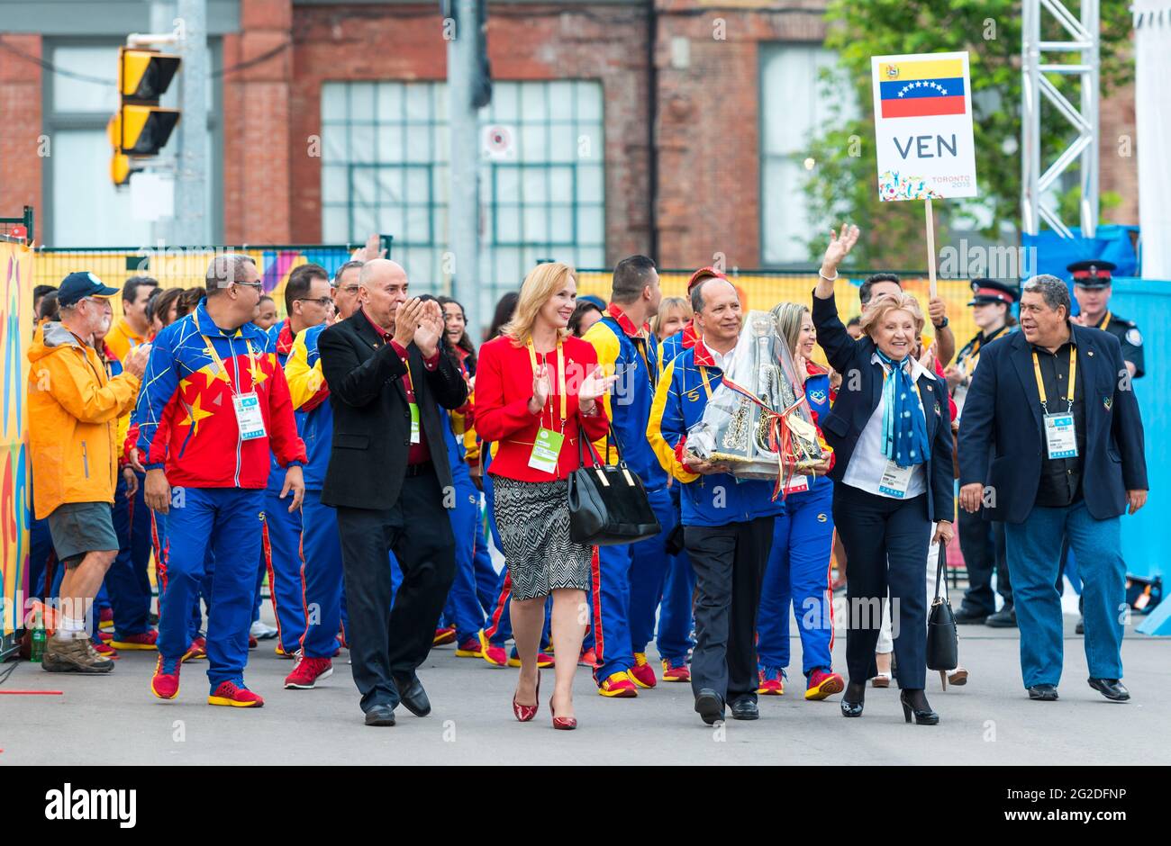 Delegati e atleti venezuelani che camminano con un souvenir da presentare ai funzionari del paese ospitante, Canada. Contingente di atleti e. Foto Stock