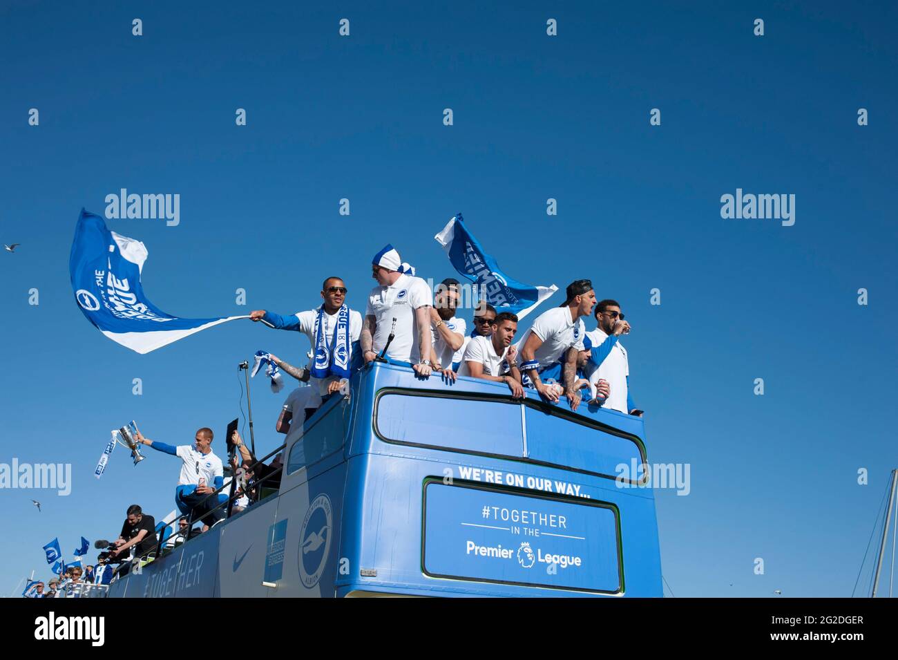 Brighton e Hove Albion tour processione in autobus lungo Brighton Seafront per la loro promozione al Premiership Foto Stock