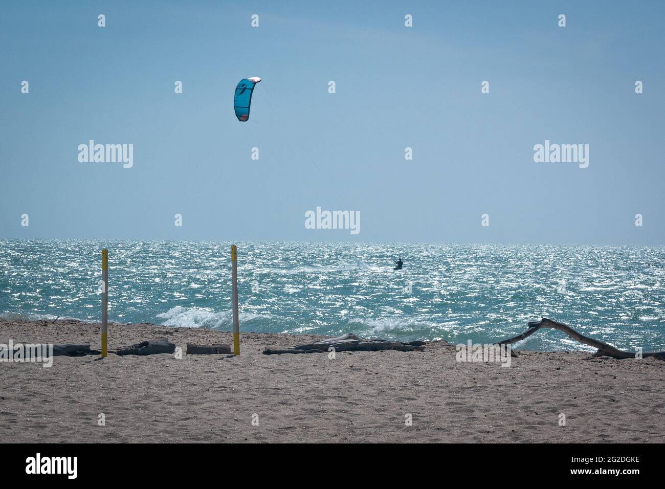 Maschio turista che pratica il kiteboarding nella spiaggia di Mayapo in Manaure, Colombia Foto Stock