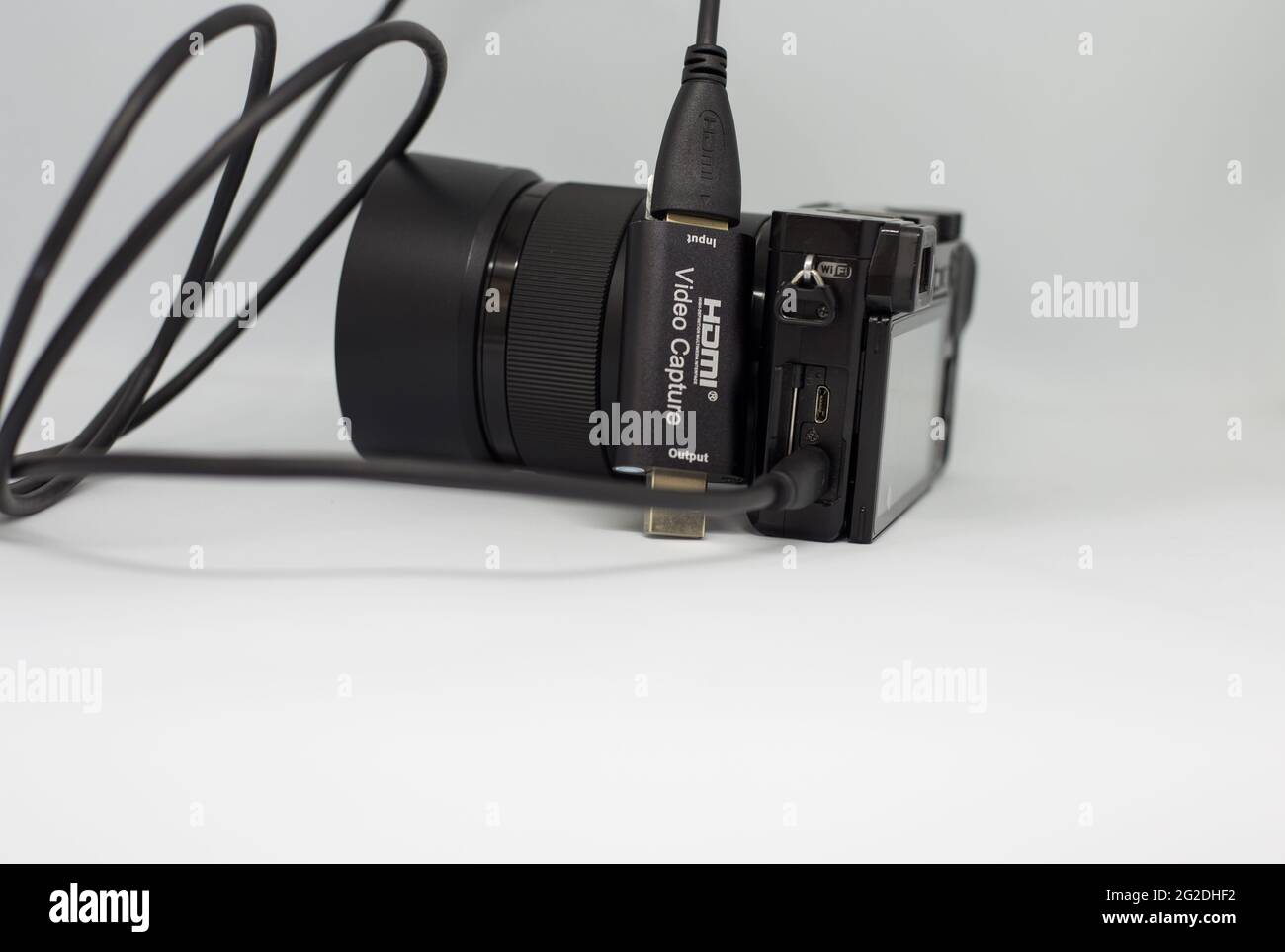 K, MALESIA - 06 giu 2021: 1080 scheda di acquisizione video Full hd su sfondo bianco. Foto Stock