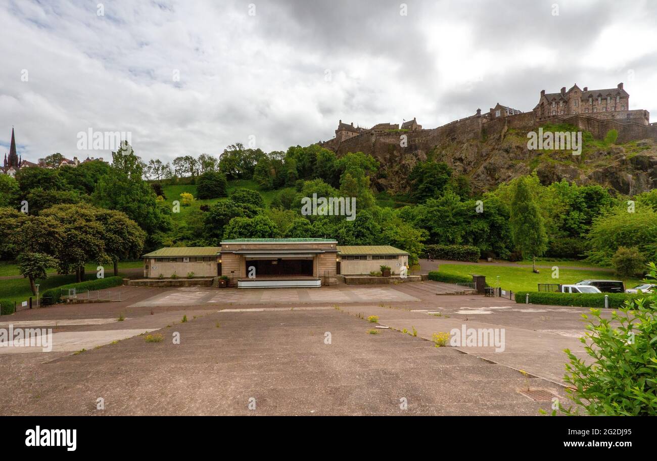 Ross Bandstand è stato utilizzato per spettacoli dal vivo ed eventi situati nei Princes Street Gardens, all'ombra dello storico castello di Edimburgo, Edimburgo, Regno Unito Foto Stock
