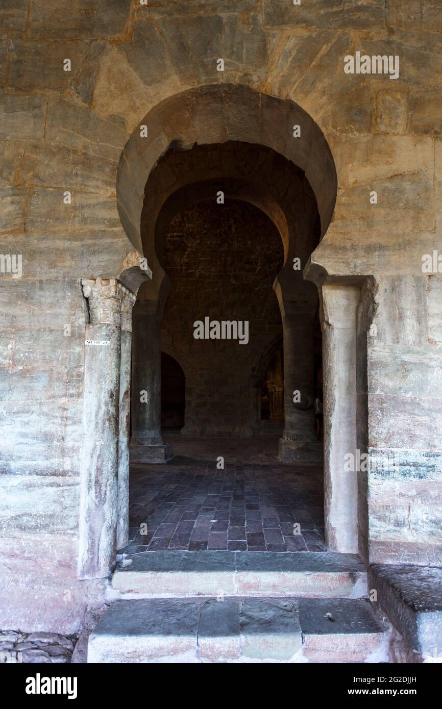 Arco a ferro di cavallo nel monastero di Suso costruito durante l'epoca visigotica. È stato dichiarato patrimonio dell'umanità. San Millan de la Cogolla. Spagna Foto Stock
