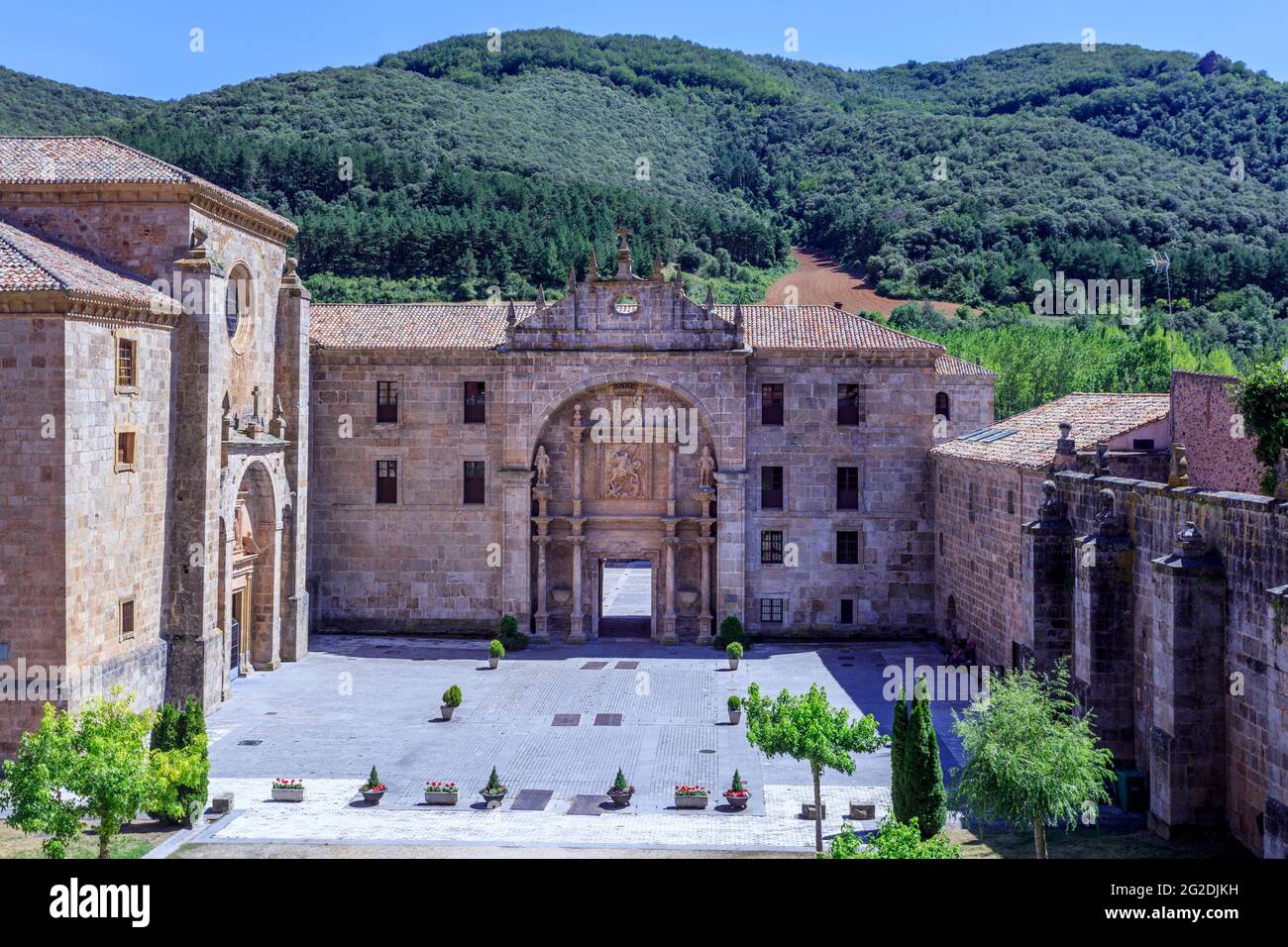 Il monastero di Yuso a San Millan de la Cogolla è un sito patrimonio mondiale dell'umanità. I primi scritti in spagnolo sono stati trovati qui. I monaci agostiniani vivono qui adesso. Foto Stock