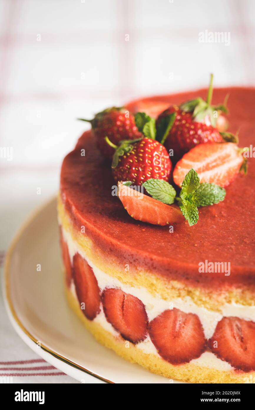 Primo piano vista Fracch Strawberry Cake Fraisier sul piatto bianco. Foto Stock