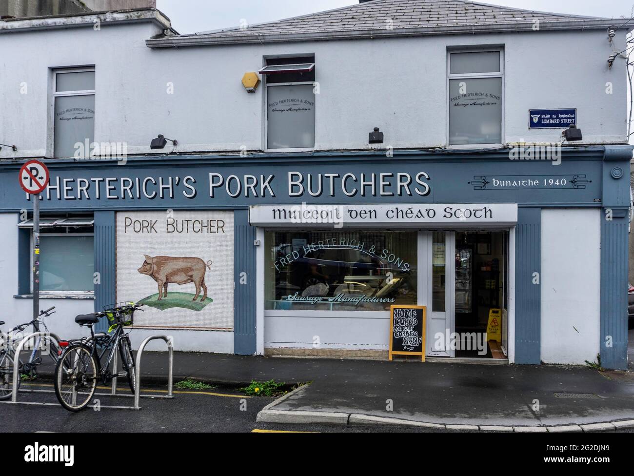 Fred Herterich & Sons, macellai di maiale e salumi in Lombard Street. Galway Irlanda. Fondata nel 1940. Foto Stock