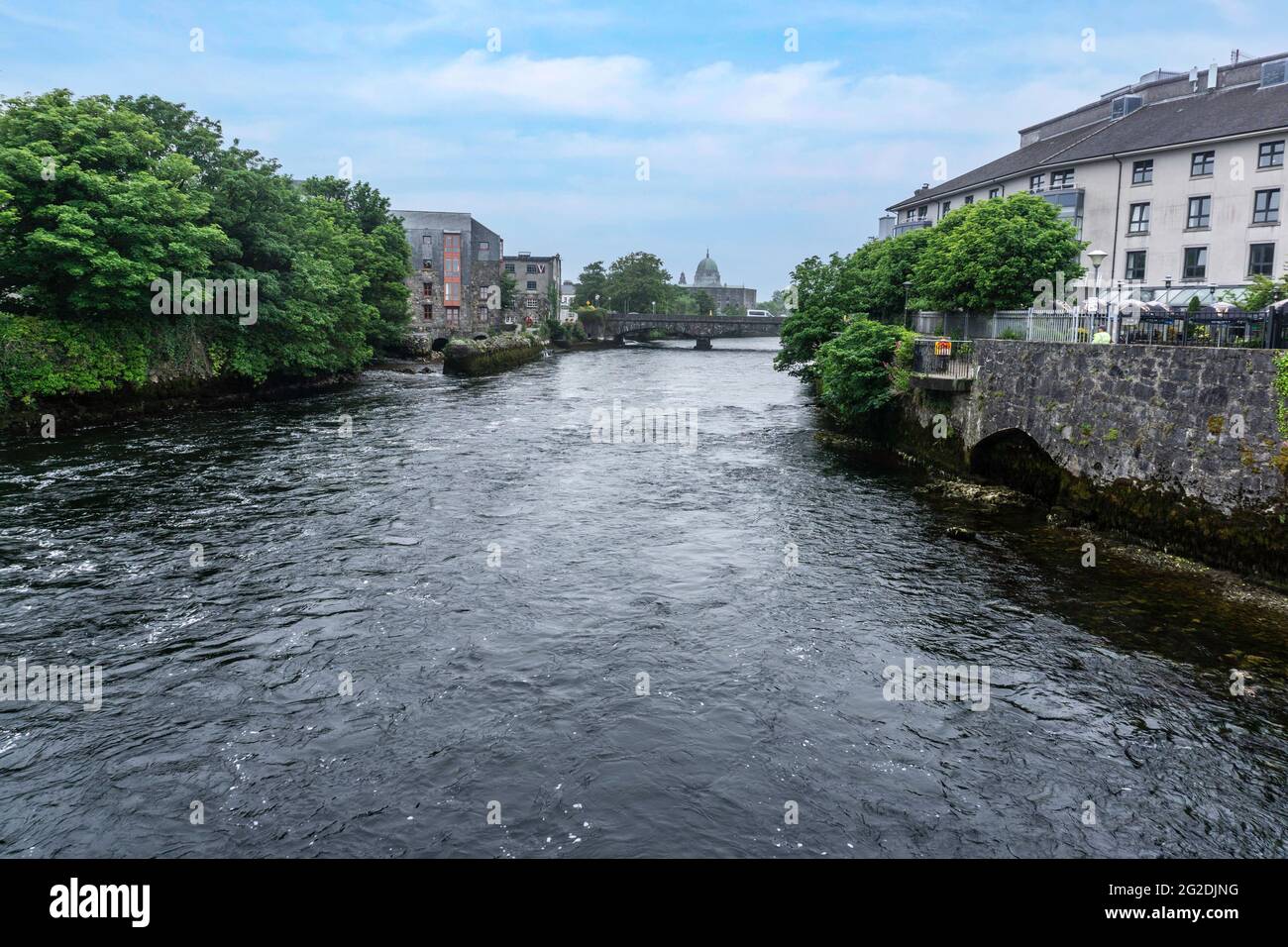Il fiume Corrib scorre attraverso il centro di Galway City, Irlanda. In totale ha una lunghezza di sei chilometri. Foto Stock