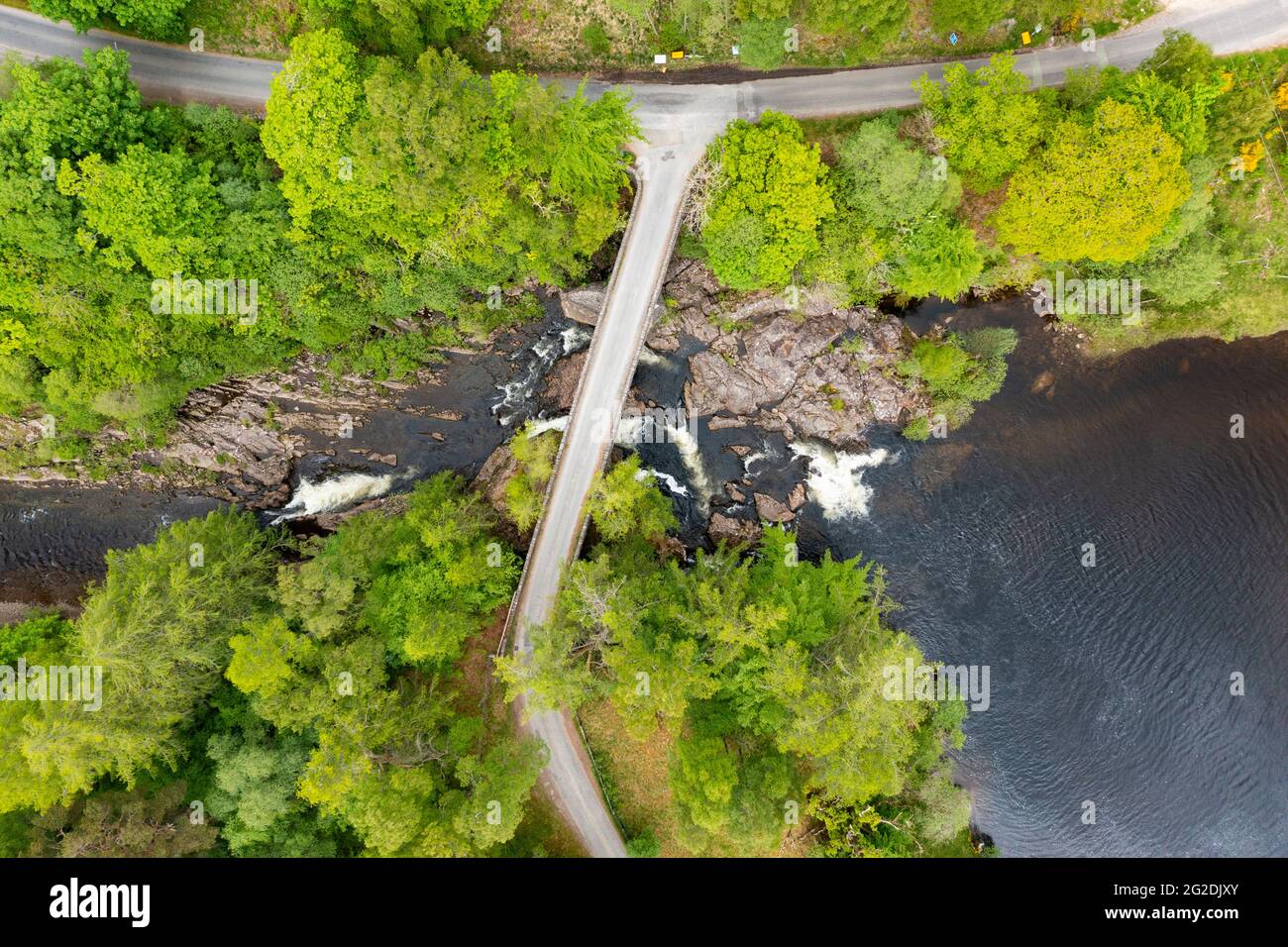 Ponte ad arco in pietra che attraversa il fiume Lione al Ponte di Balgie a Glen Lione, Scozia, Regno Unito Foto Stock