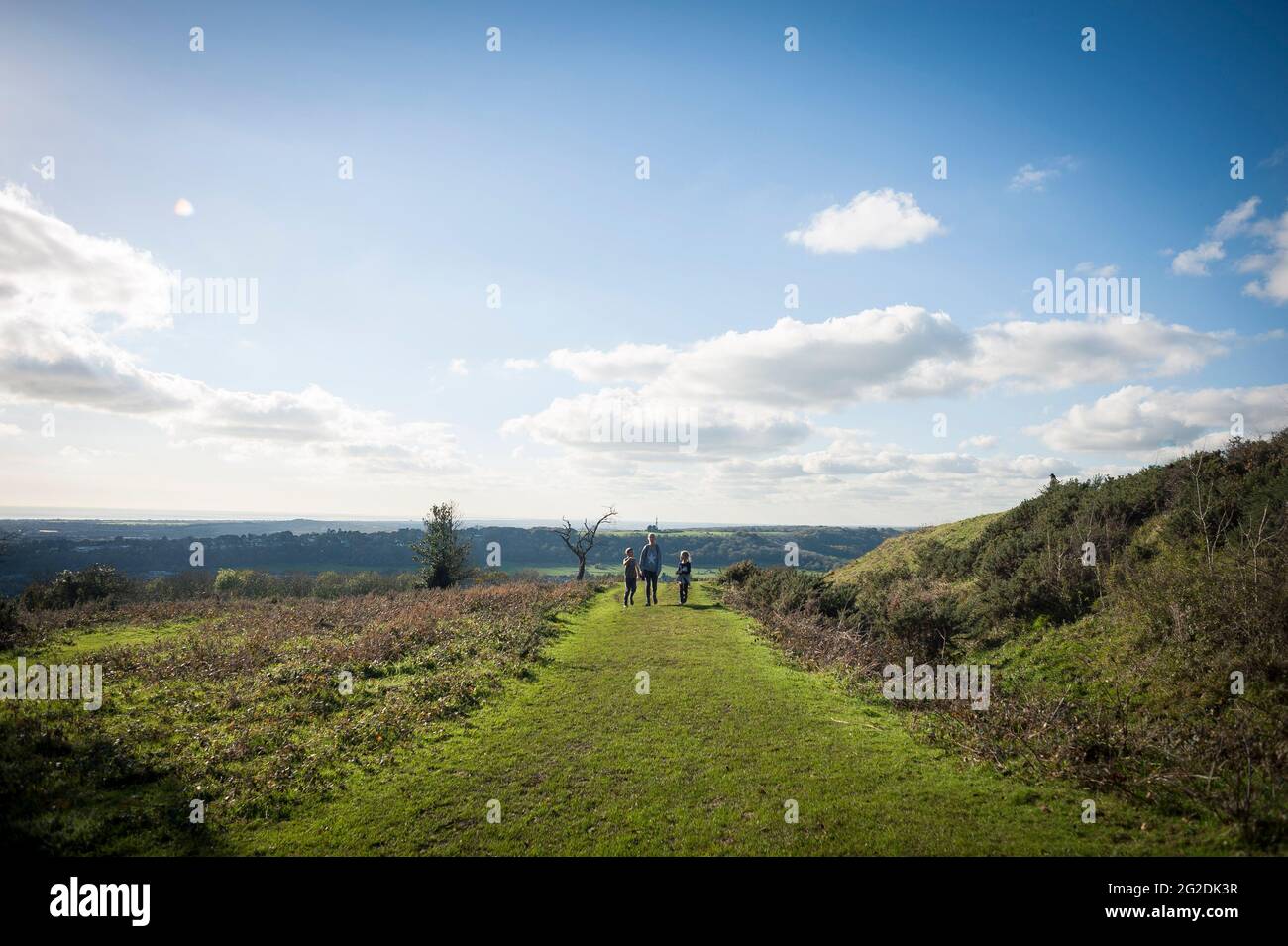 Una famiglia esplorare Cissbury Ring in West Sussex Foto Stock