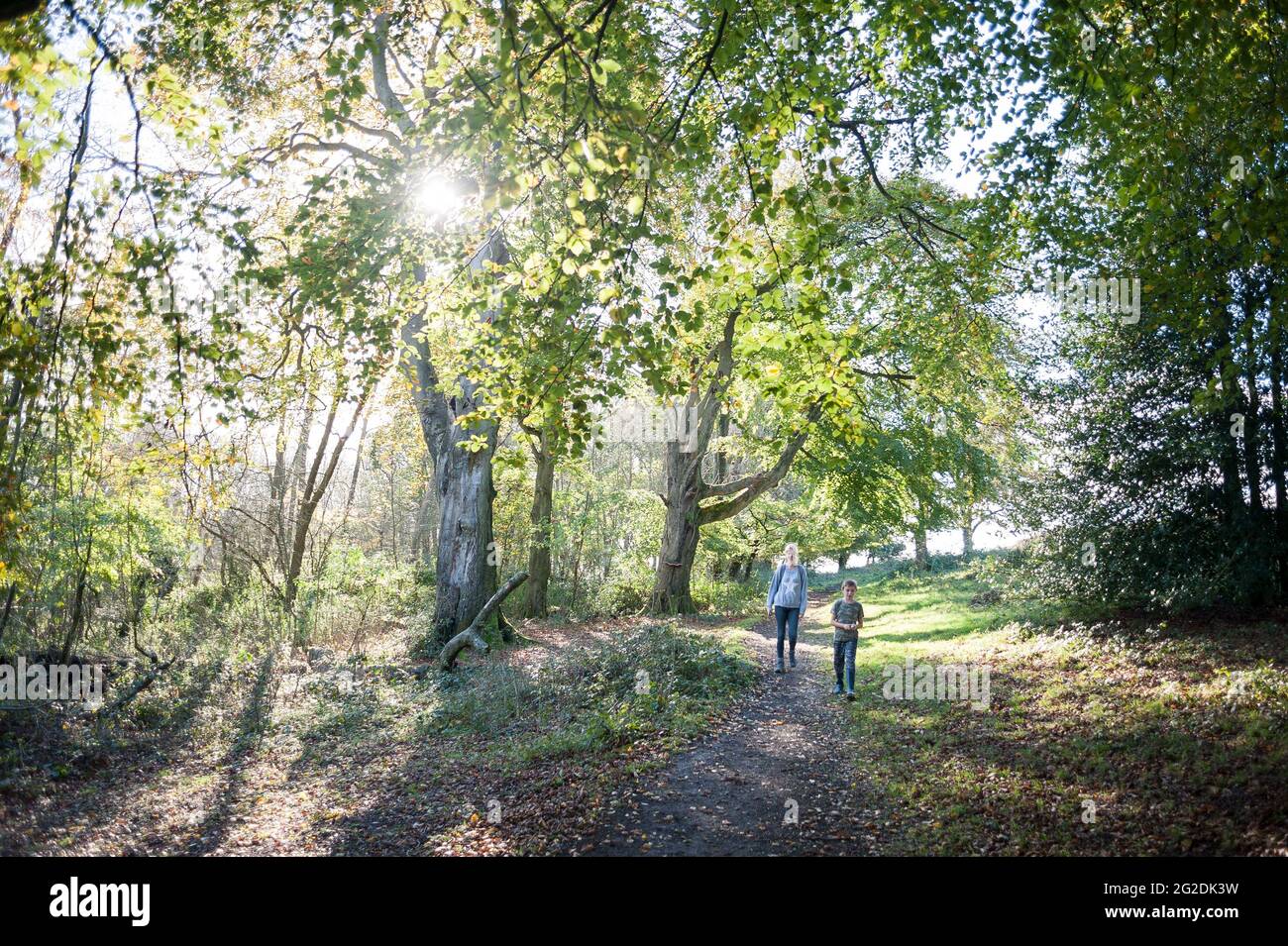 Una famiglia esplorare Cissbury Ring in West Sussex Foto Stock