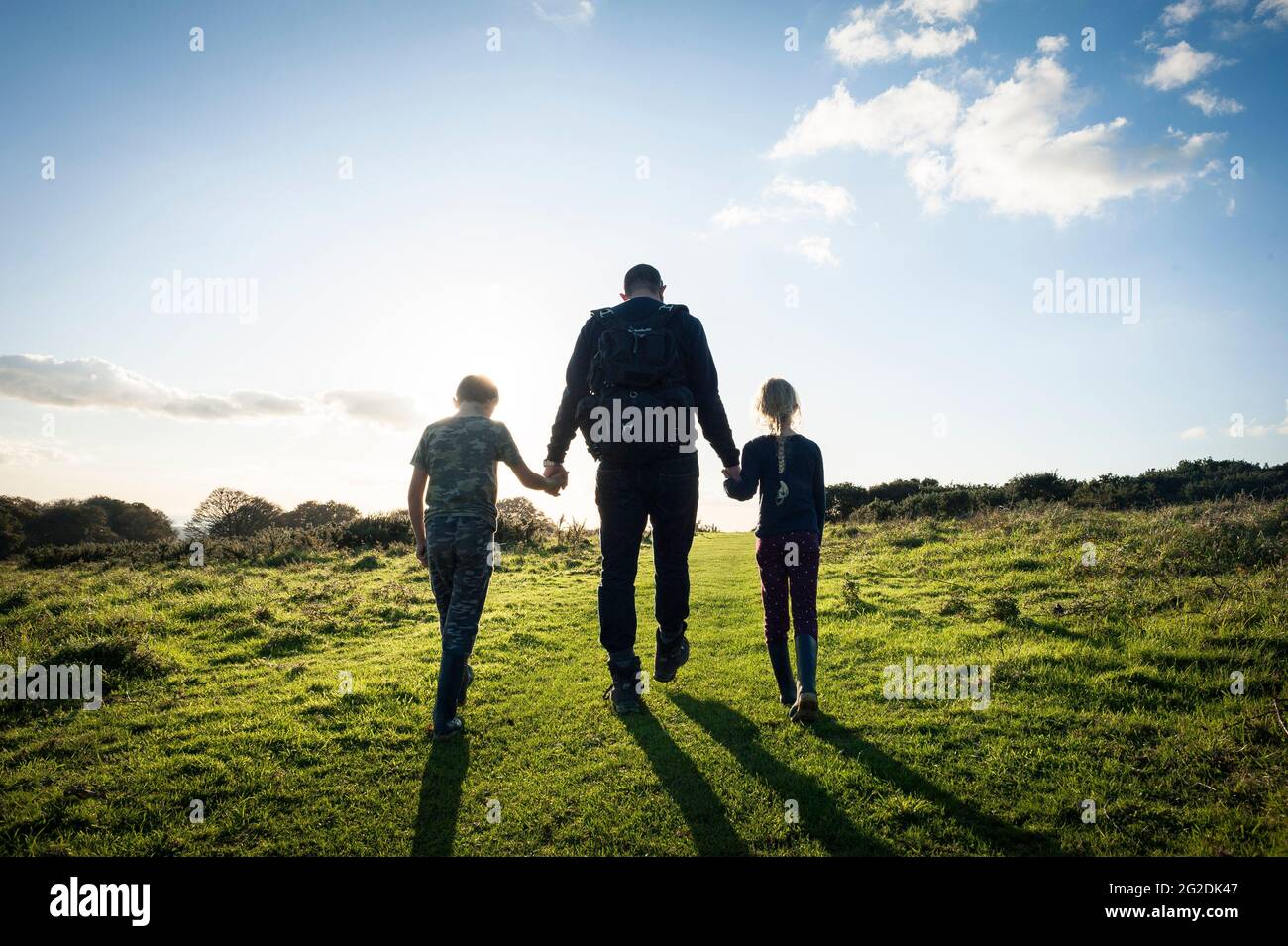 Una famiglia esplorare Cissbury Ring in West Sussex Foto Stock