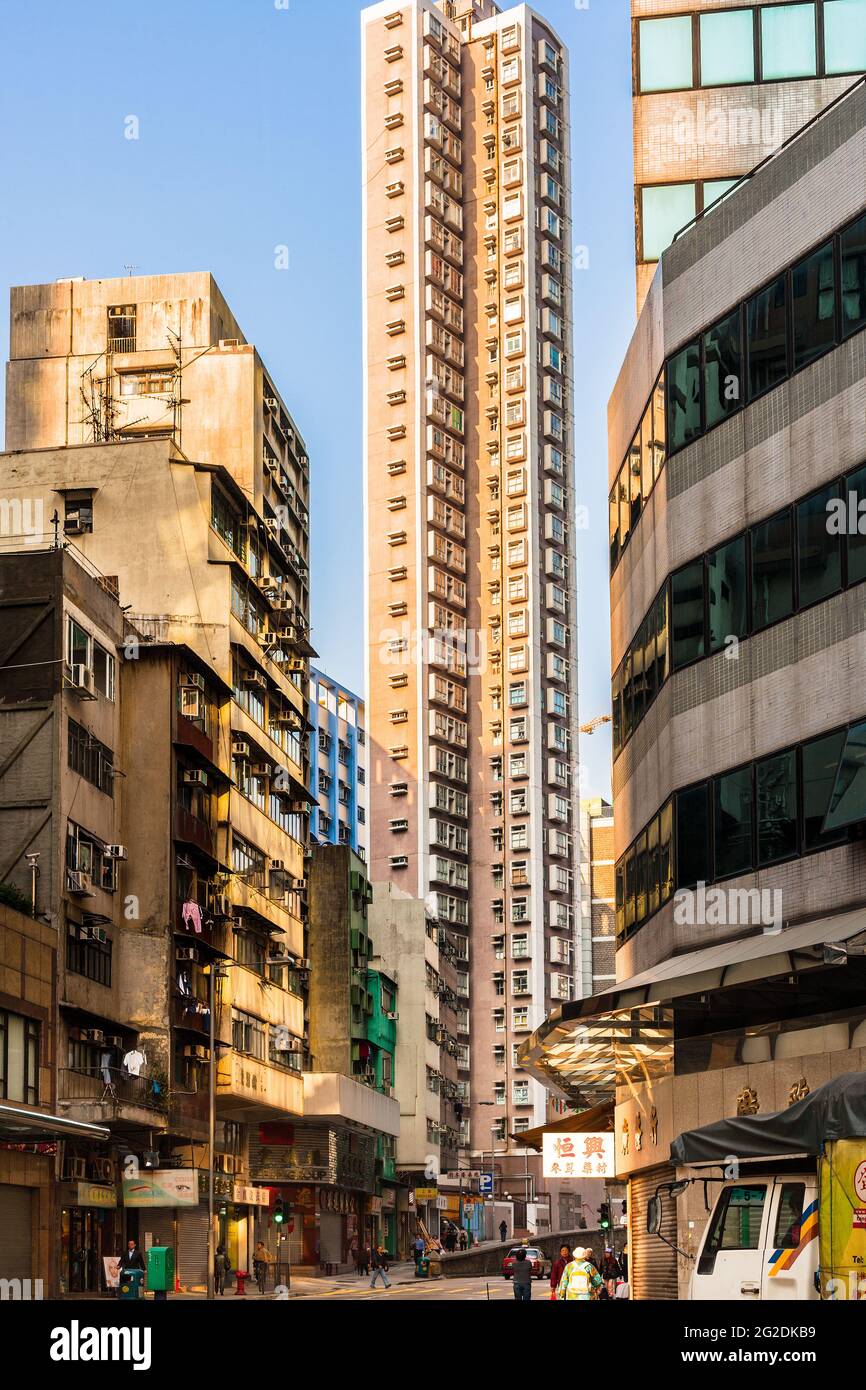 Hong Kong, Cina, Asia - Tall grattacielo residenziale di appartamenti nel centro di Hong Kong. Foto Stock