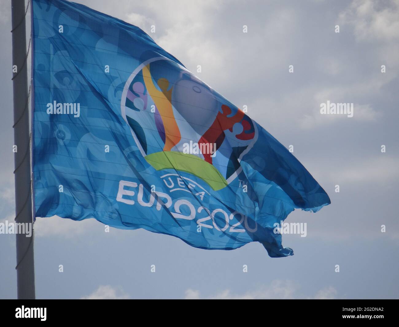 La bandiera gigante UEFA EURO 2020 è ambientato nella Gazprom Arena di San Pietroburgo, Russia. È quadrato è 600m, flagpole è 105m. La Gazprom Arena ospita alcune partite di Euro 2020 a San Pietroburgo, in Russia Foto Stock