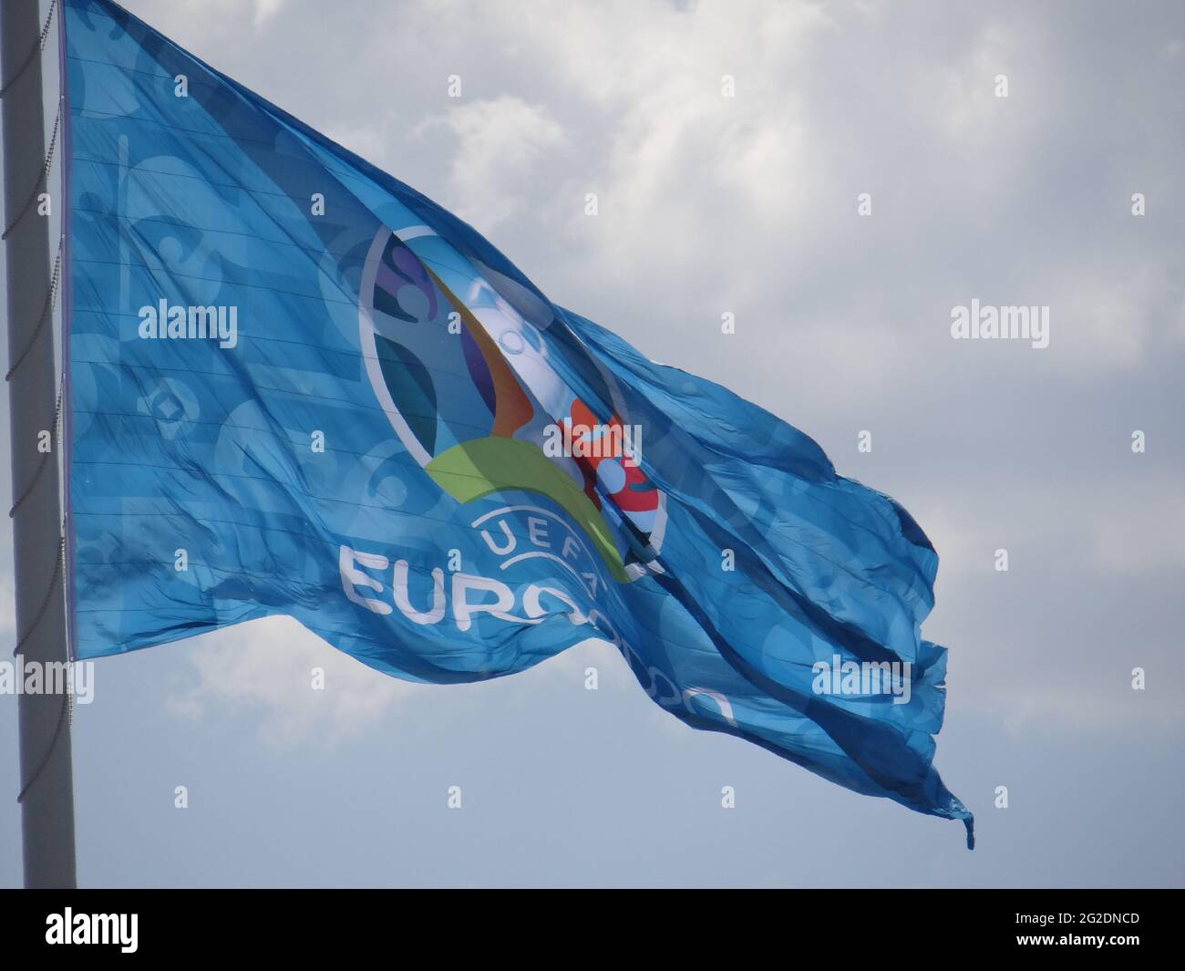 La bandiera gigante UEFA EURO 2020 è ambientato nella Gazprom Arena di San Pietroburgo, Russia. È quadrato è 600m, flagpole è 105m. La Gazprom Arena ospita alcune partite di Euro 2020 a San Pietroburgo, in Russia Foto Stock