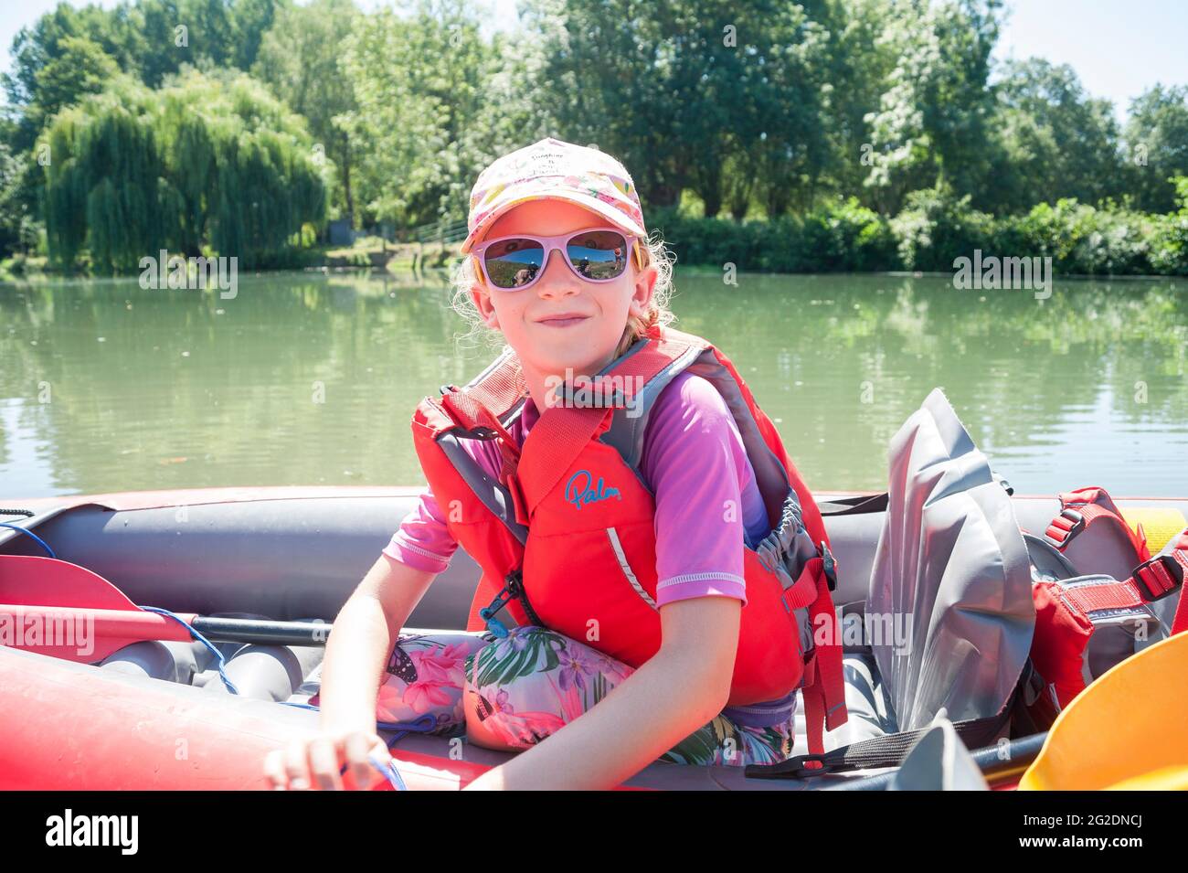 Una famiglia kayak nel Parco Naturale Regionale del Marais Poitevin su kayak gonfiabili in una vacanza estiva in Francia Foto Stock