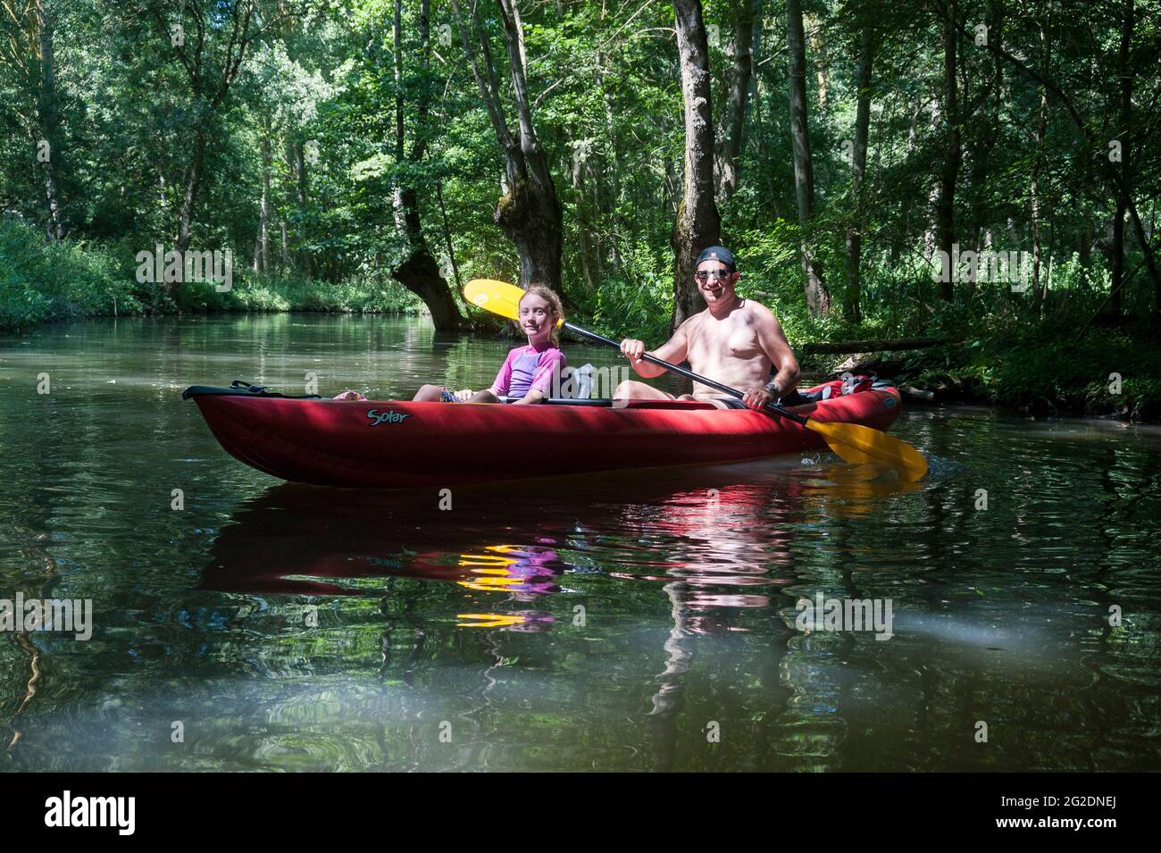 Una famiglia kayak nel Parco Naturale Regionale del Marais Poitevin su kayak gonfiabili in una vacanza estiva in Francia Foto Stock